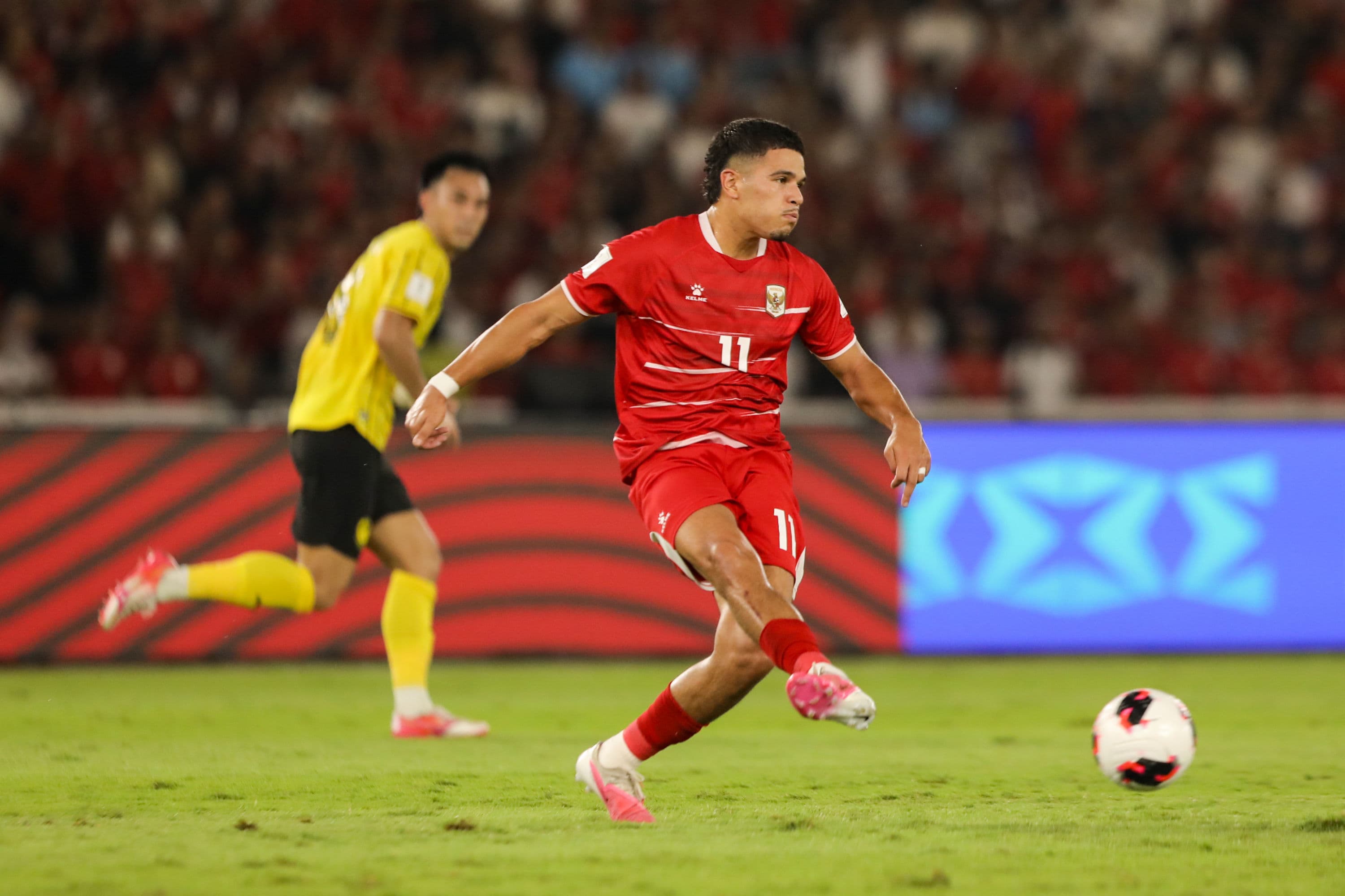 Pesepak bola Timnas Indonesia Ragnar Oratmangoen mengumpan ke arah rekannya saat bertanding melawan Timnas Malaysia dalam pertandingan penyisihan Grup A Divisi 1 FIFA ASEAN Cup 2026 di Stadion Utama Gelora Bung Karno, Senayan, Jakarta, Senin (28/9/2026). AKURAT.CO/Endra Prakoso