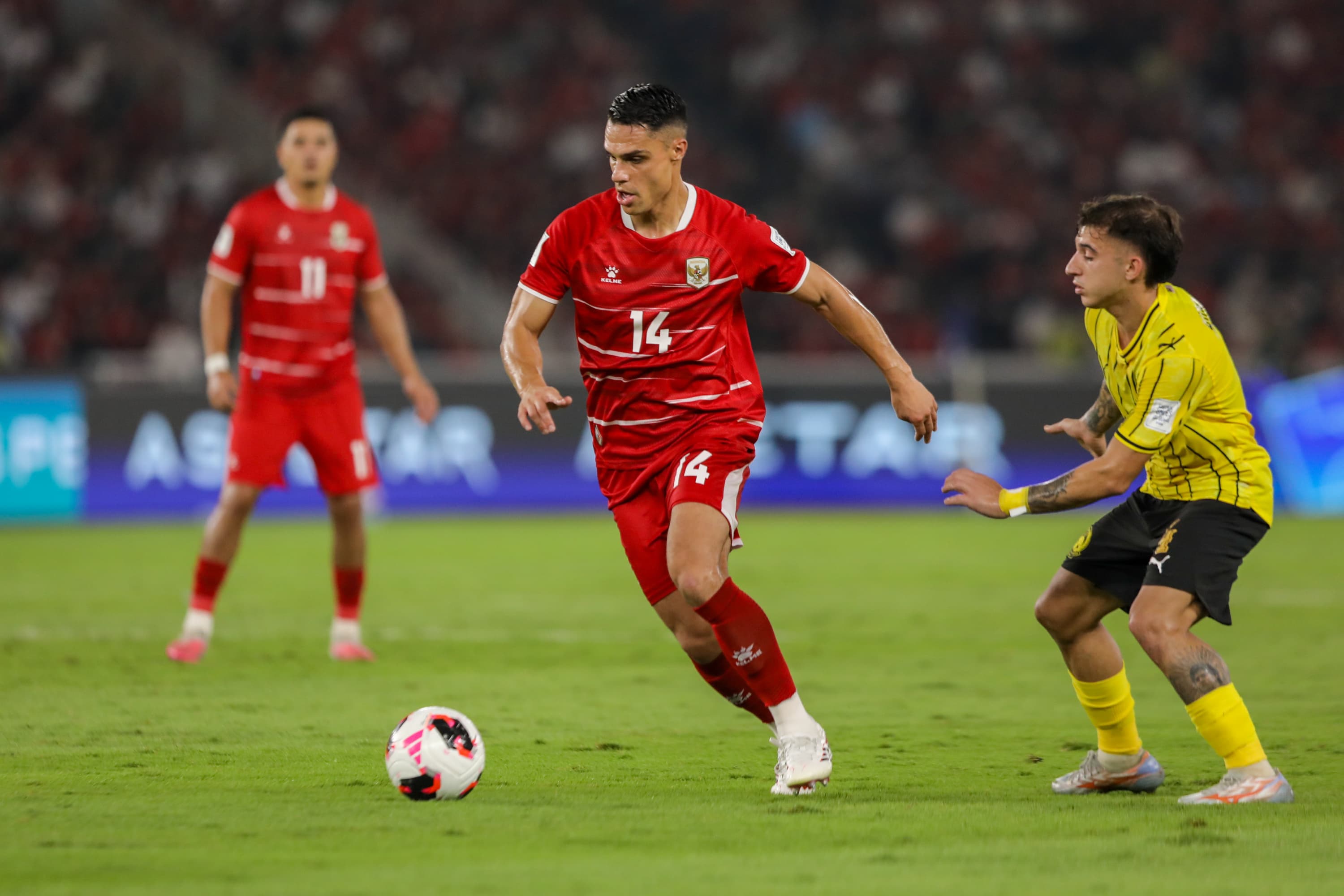 Pesepak bola Timnas Indonesia Joey Pelupessy mencoba melewati pesepak bola Timnas Malaysia dalam pertandingan penyisihan Grup A Divisi 1 FIFA ASEAN Cup 2026 di Stadion Utama Gelora Bung Karno, Senayan, Jakarta, Senin (28/9/2026). AKURAT.CO/Endra Prakoso