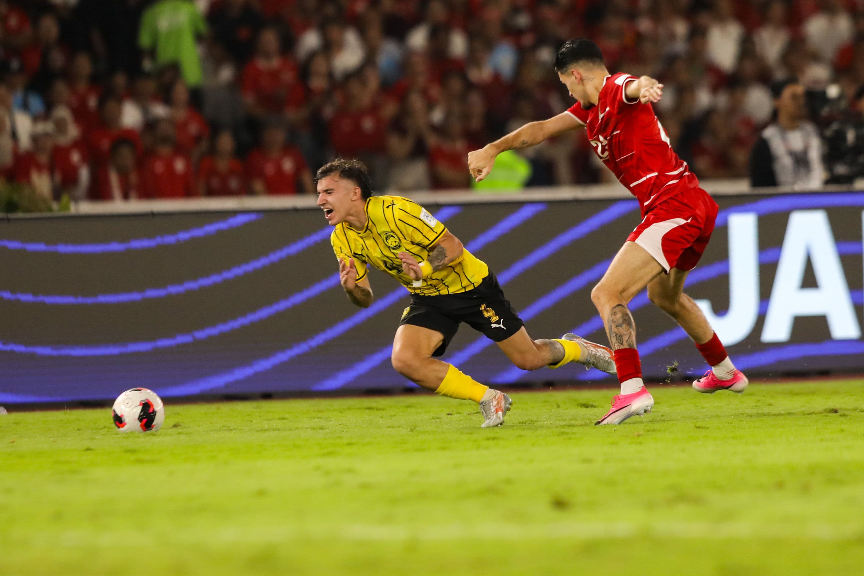 Pesepak bola Timnas Indonesia Justin Hubner (kanan) melanggar pesepak bola Timnas Malaysia Manuel Hidalgo dalam pertandingan penyisihan Grup A Divisi 1 FIFA ASEAN Cup 2026 di Stadion Utama Gelora Bung Karno, Senayan, Jakarta, Senin (28/9/2026).  AKURAT.CO/Endra Prakoso