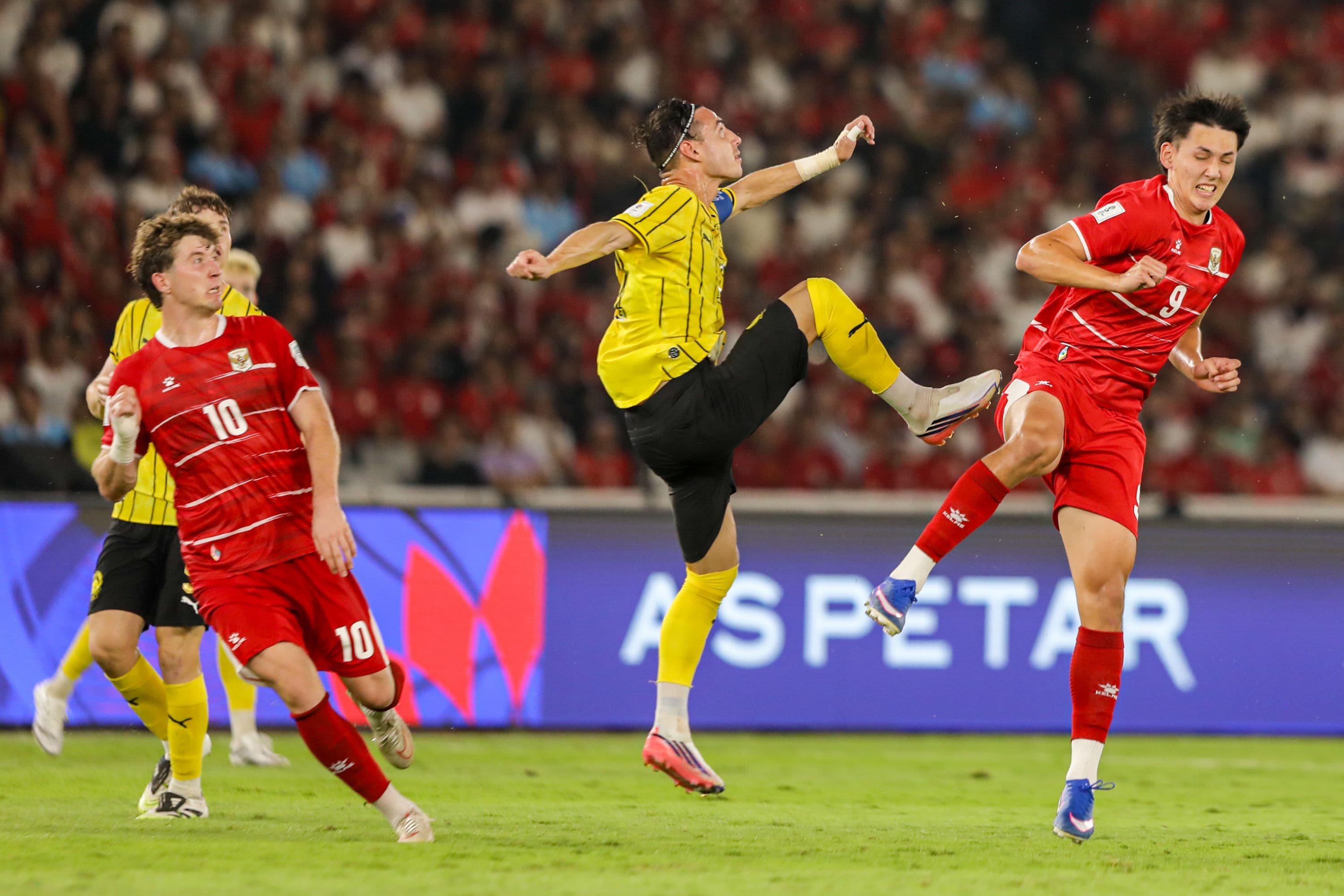 Pesepak bola Timnas Indonesia Mitchell Baker (kanan) melakukan duel dengan pesepak bola Timnas Malaysia dalam pertandingan penyisihan Grup A Divisi 1 FIFA ASEAN Cup 2026 di Stadion Utama Gelora Bung Karno, Senayan, Jakarta, Senin (28/9/2026).  AKURAT.CO/Endra Prakoso