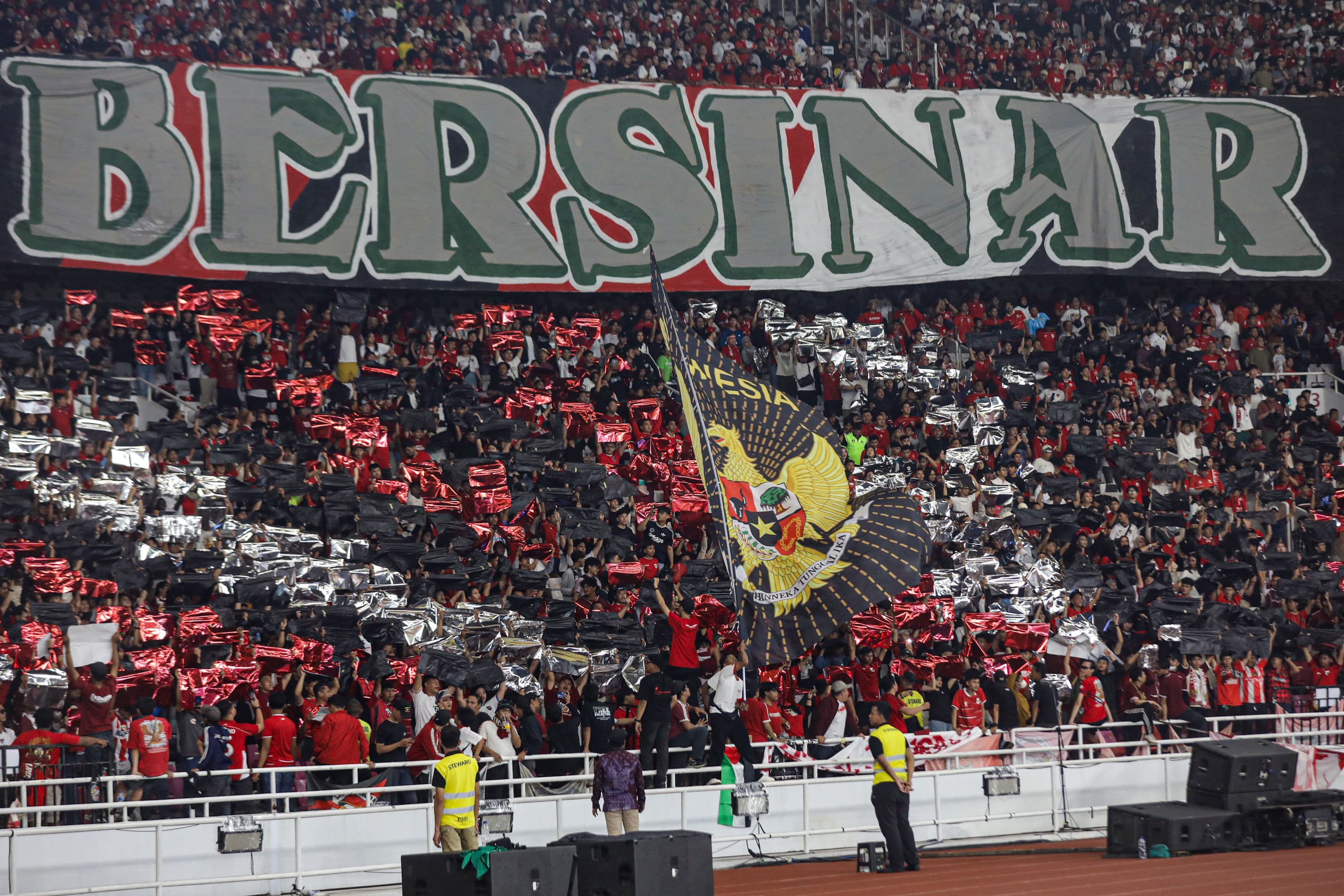  Suporter memberikan dukungan kepada Timnas Indonesia saat bertanding melawan Timnas Malaysia dalam pertandingan penyisihan Grup A Divisi 1 FIFA ASEAN Cup 2026 di Stadion Utama Gelora Bung Karno, Senayan, Jakarta, Senin (28/9/2026).AKURAT.CO/Endra Prakoso