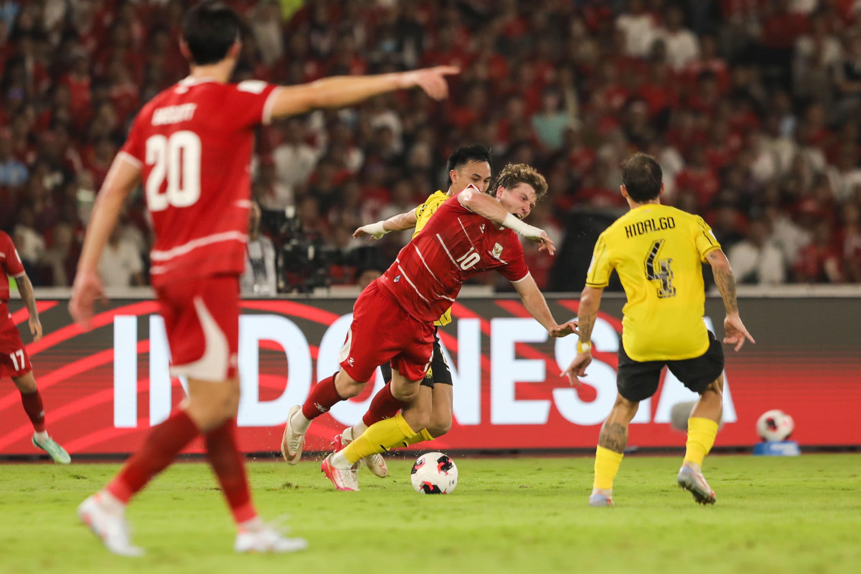  Pesepak bola Timnas Indonesia Ole Romeny terjatuh saat dihadang pesepak bola Timnas Malaysia dalam pertandingan penyisihan Grup A Divisi 1 FIFA ASEAN Cup 2026 di Stadion Utama Gelora Bung Karno, Senayan, Jakarta, Senin (28/9/2026). AKURAT.CO/Endra Prakoso