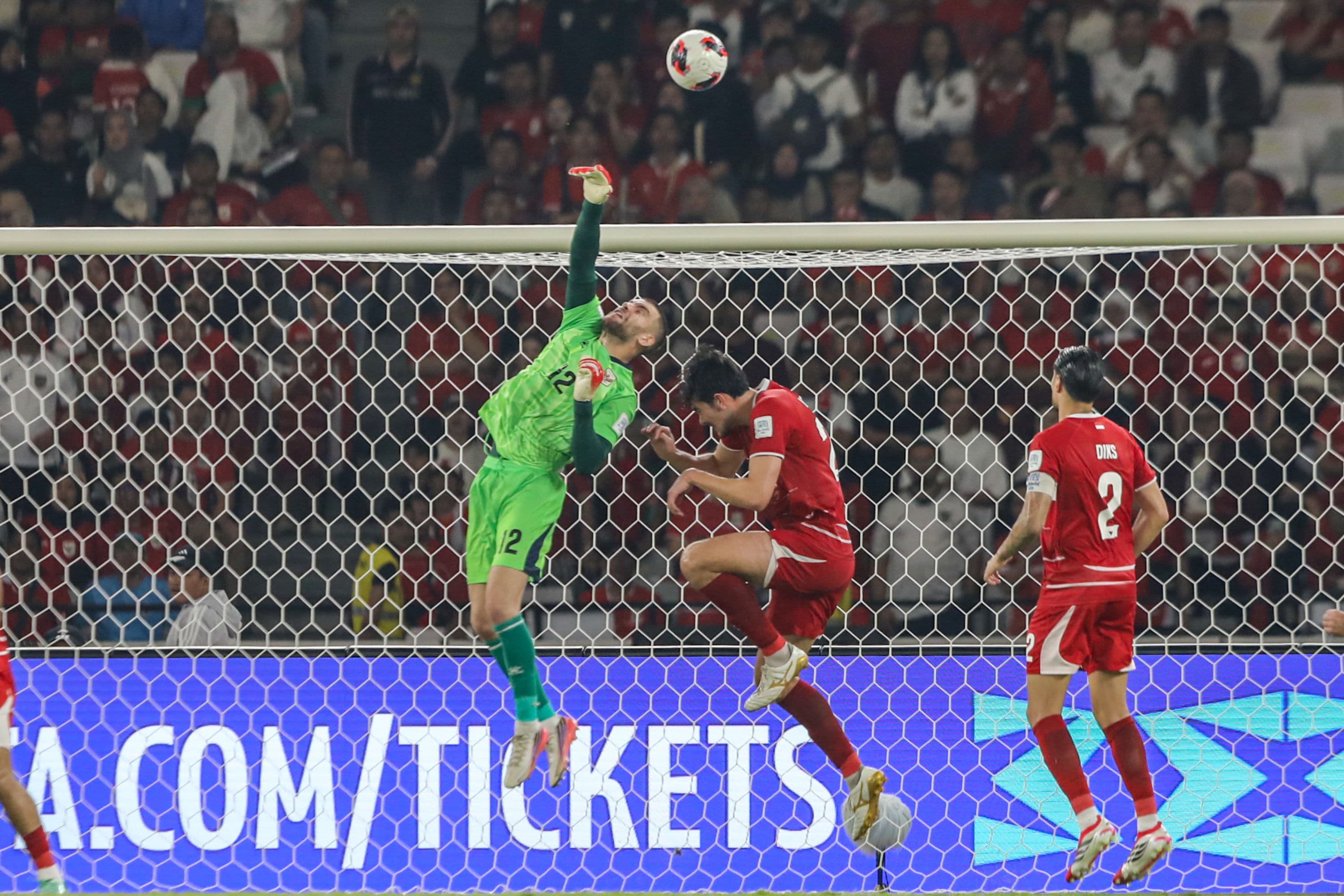 Pesepak bola Timnas Indonesia Maarten Paes (kiri) menghadang bola yang ditembak pesepak bola Timnas Malaysia dalam pertandingan penyisihan Grup A Divisi 1 FIFA ASEAN Cup 2026 di Stadion Utama Gelora Bung Karno, Senayan, Jakarta, Senin (28/9/2026).  AKURAT.CO/Endra Prakoso