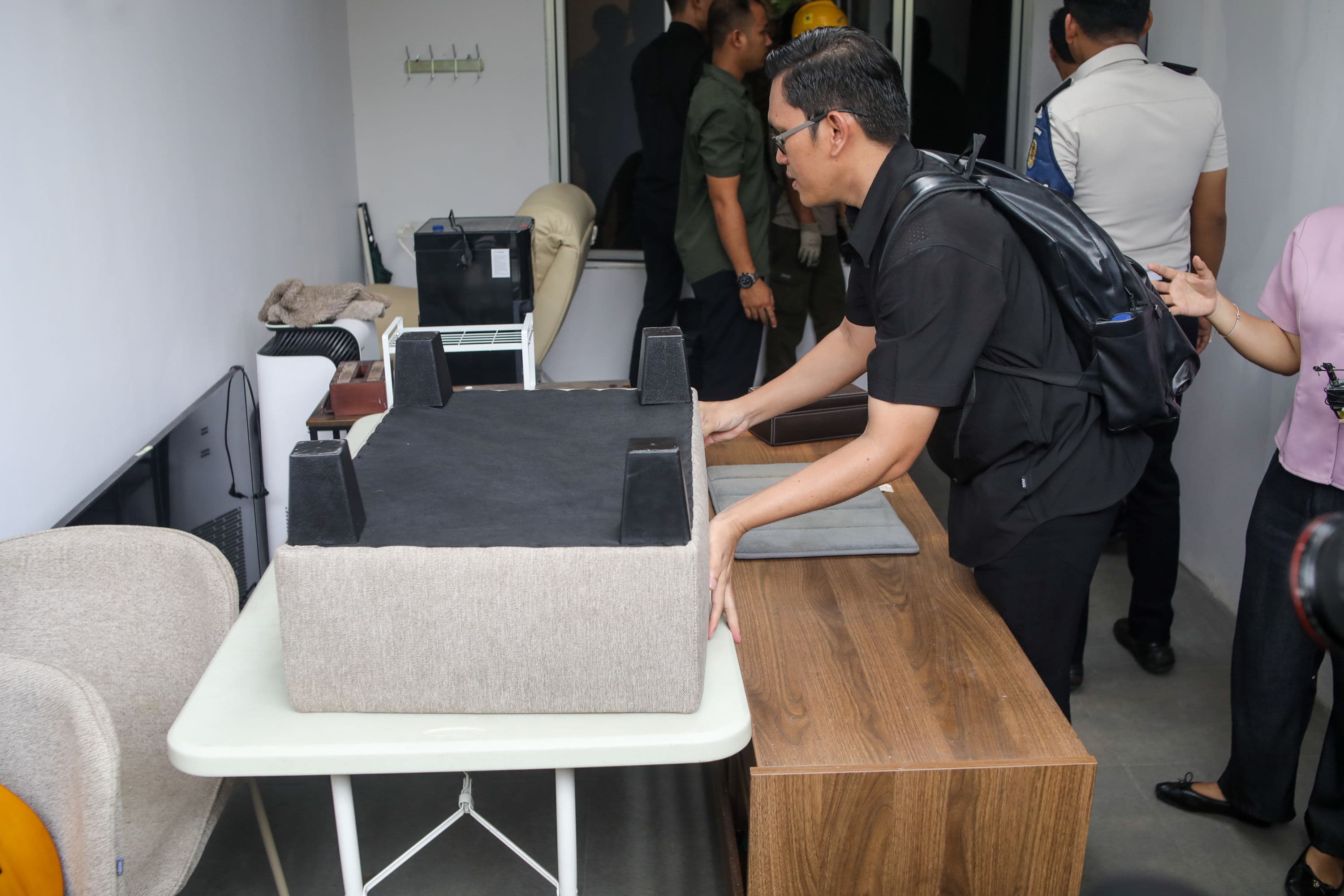 Petugas memindahkan barang dari dalam kluster usai temuan bangunan mewah di dalam area penjara di Kabupaten Bogor, Jawa Barat, Rabu (30/9/2026). AKURAT.CO/Endra Prakoso