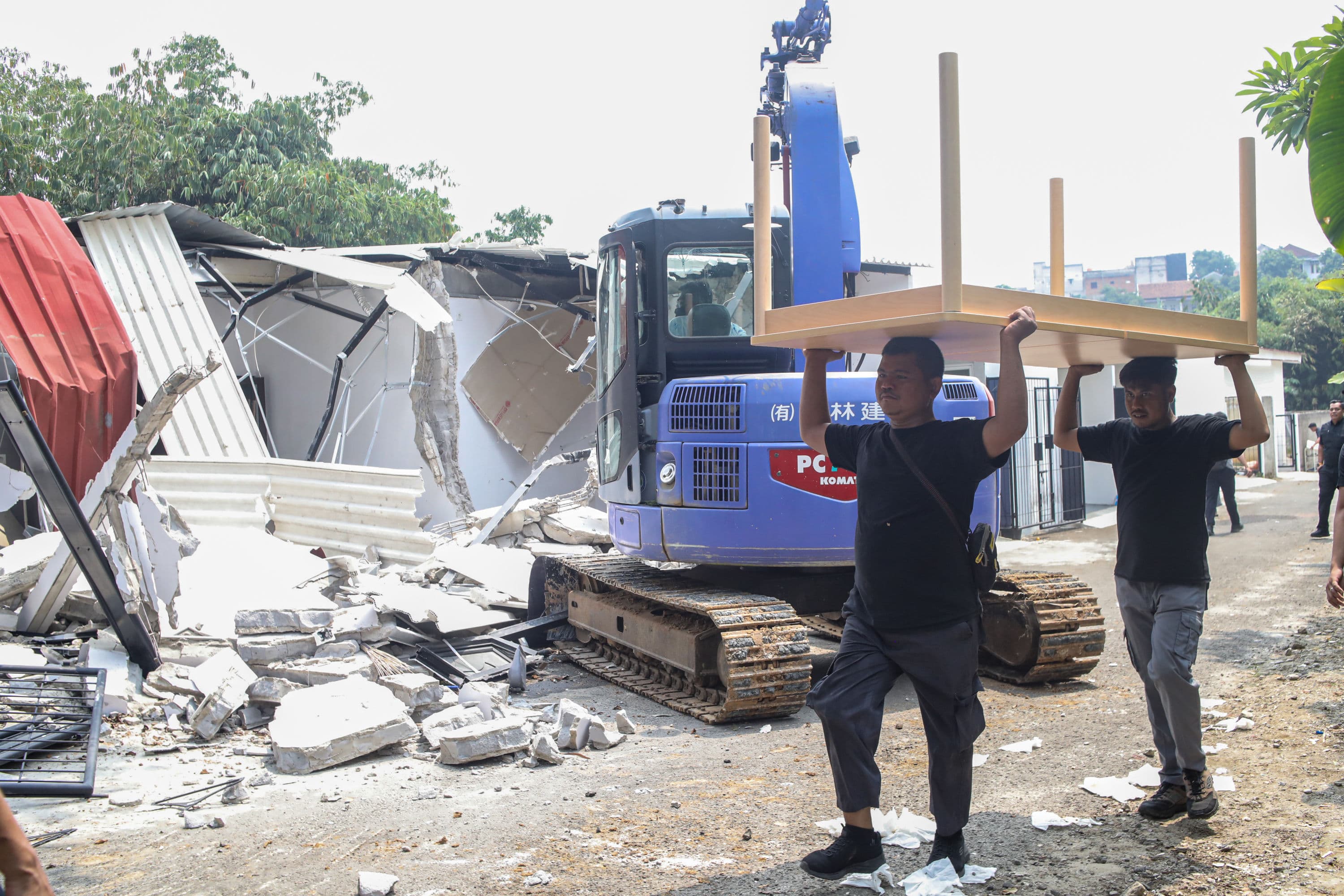 Petugas membongkar klaster mewah menggunakan alat berat di Lembaga Pemasyarakatan (Lapas) Kelas IIA Cibinong usai temuan bangunan mewah di dalam area penjara di Kabupaten Bogor, Jawa Barat, Rabu (30/9/2026). AKURAT.CO/Endra Prakoso