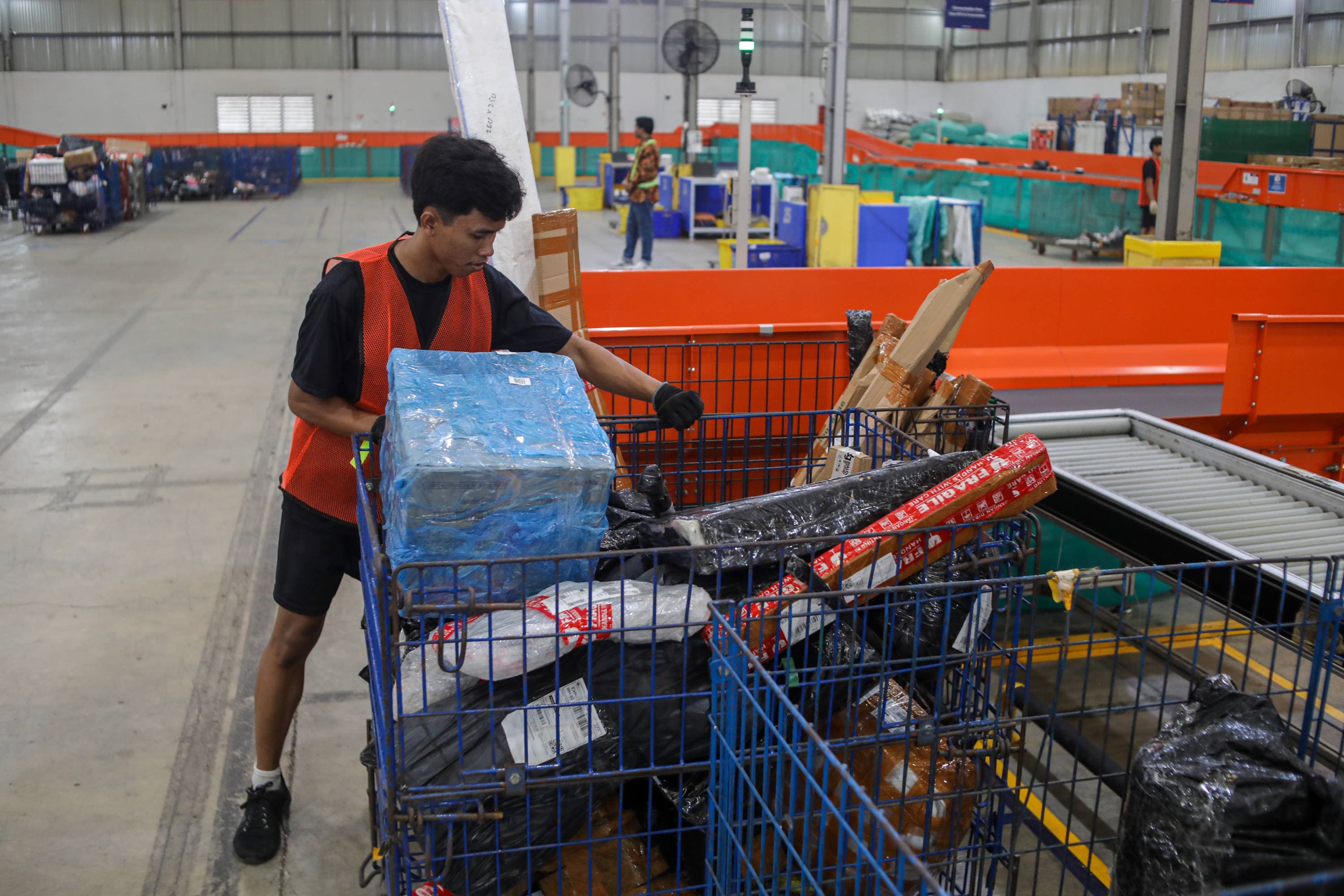 Pekerja mendata dan menyortir barang untuk diekspor di Gudang Ekspor Shopee, Jakarta, Selasa (27/10/2026).AKURAT.CO/Endra Prakoso