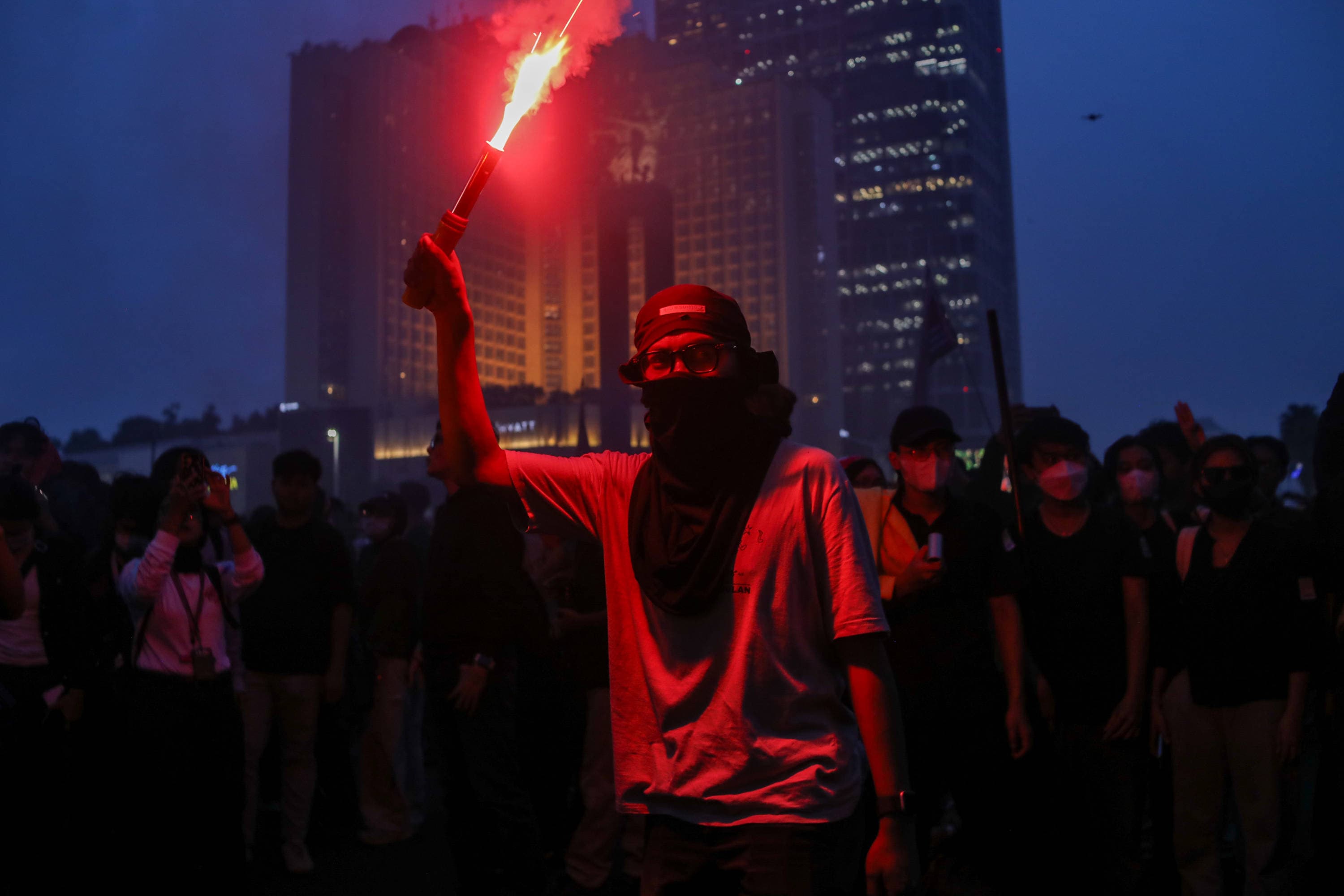 Mahasiswa dan masyarakat umum melakukan aksi unjuk rasa di kawasan Bundaran HI, Jakarta, Rabu (28/10/2026). AKURAT.CO/Endra Prakoso