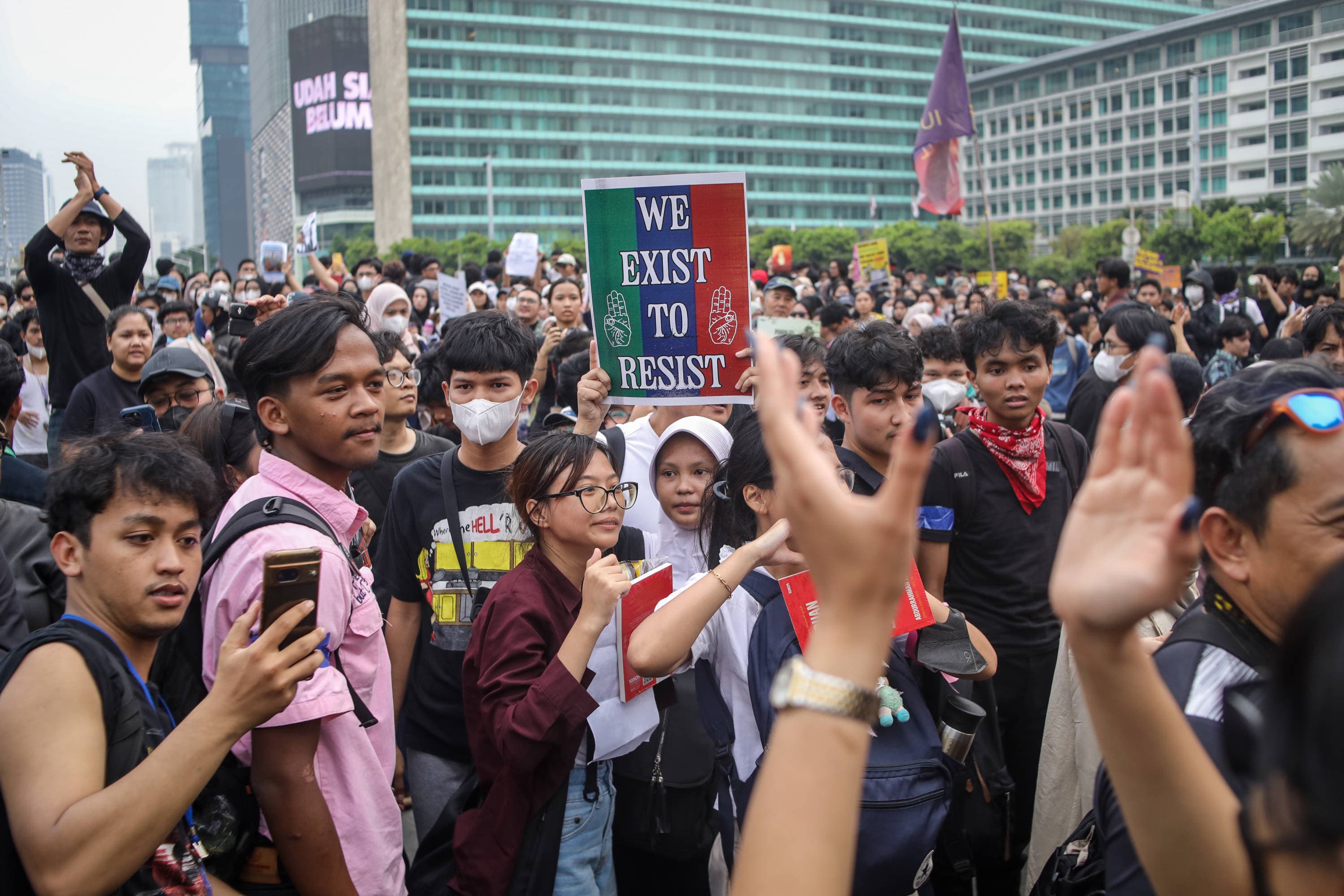 Mahasiswa dan masyarakat umum melakukan aksi unjuk rasa di kawasan Bundaran HI, Jakarta, Rabu (28/10/2026). AKURAT.CO/Endra Prakoso