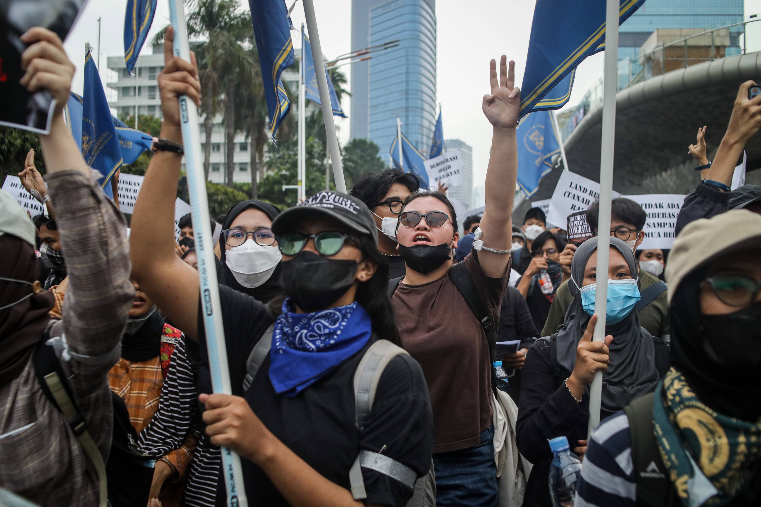 Mahasiswa dan masyarakat umum melakukan aksi unjuk rasa di kawasan Bundaran HI, Jakarta, Rabu (28/10/2026). AKURAT.CO/Endra Prakoso