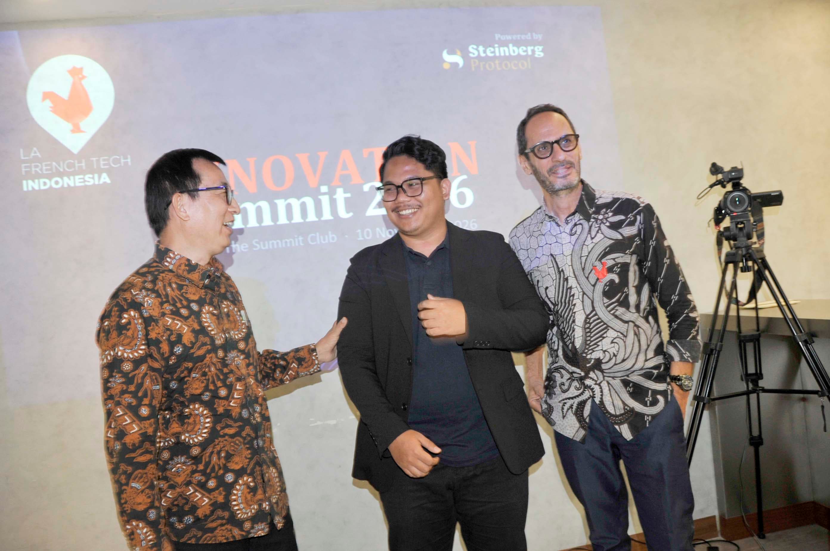 President La French Tech Indonesia Reza Pir Nazar bersama CEO Nusabin Ariz Zhafir dan Business Strategy Partner Business.Lounge Journal Suwandi Kusuma berbincang seusai konferensi pers persiapan Innovation Summit – La French Tech di Jakarta, Selasa (27/10/2026).AKURAT.CO/Sopian