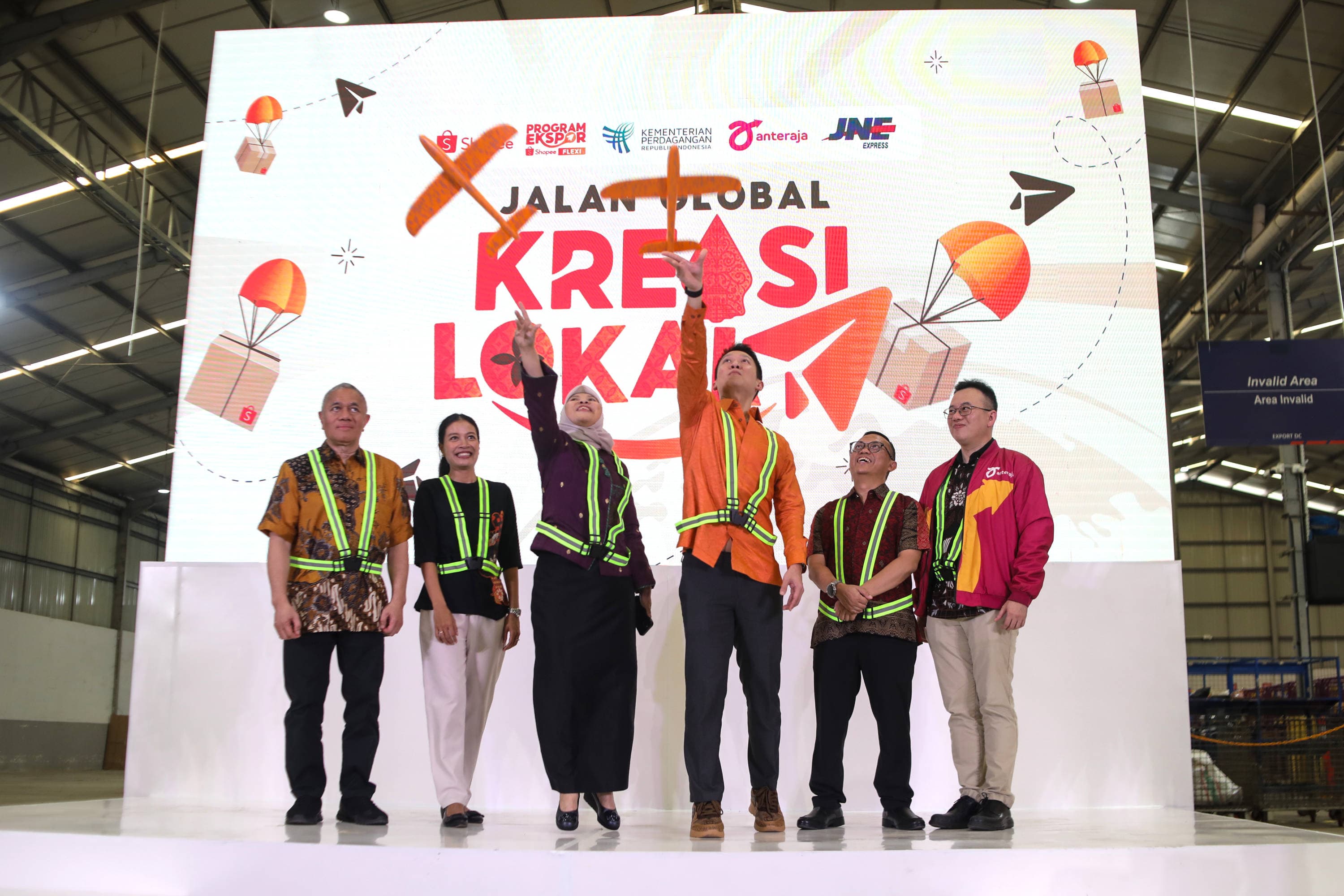 (Ki-ka) Predir JNE Mohammad Feriadi, DepDir of Government Relations Shopee Indonesia Balques Manisang, Dirjen Pengembangan Ekspor Nasional Kemendag Fajarini Puntodewi, Dir of Business Partnership Shopee Indonesia Daniel Minardi, Plt. Dir Pengembangan Ekspor Produk Jasa dan Produk Kreatif Kemendag Deden Muhammad, serta CEO Anteraja Handy Widiya meresmikan secara simbolik saat peluncuran program ‘Jalan Global Kreasi Lokal’ di gud Ekspor Shopee, Jakarta, Selasa (27/10/2026). AKURAT.CO/Endra Prakoso