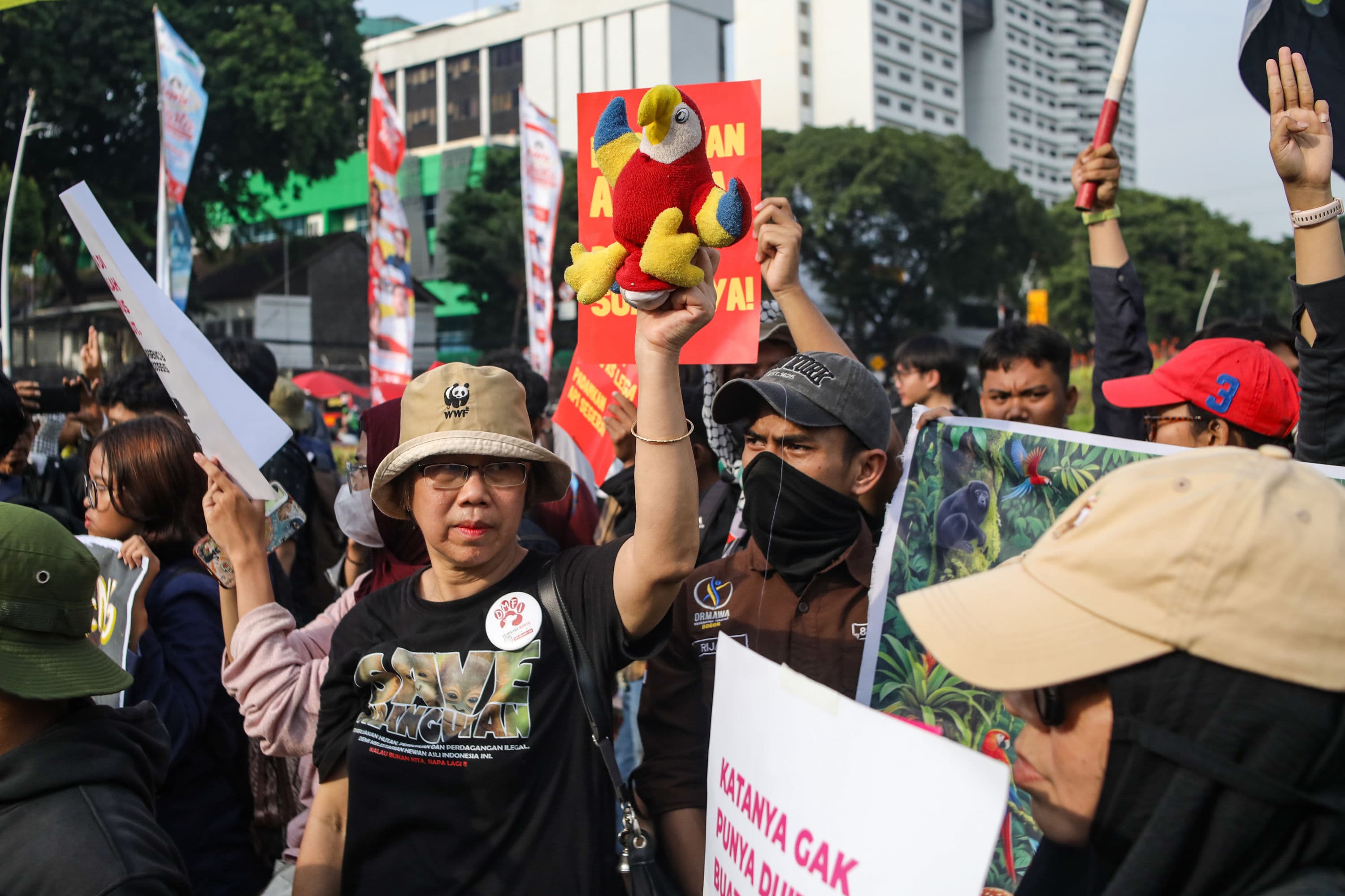 Massa dari mahasiswa dan masyarakat mengikuti aksi unjuk rasa untuk memperingati dua tahun pemerintahan Prabowo-Gibran di Tugu Tani, Jakarta, Selasa (20/10/2026). AKURAT.CO/Endra Prakoso