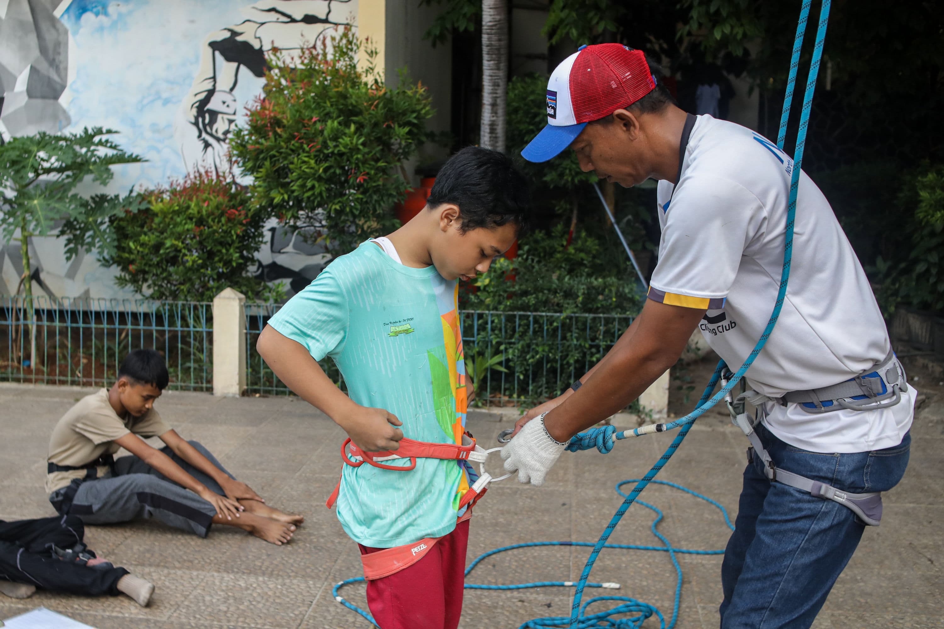 Anggota North Jakarta Climbing Club berlatih panjat tebing di Gelanggang Remaja Jakarta Utara, Jakarta, Minggu (4/10/2026). AKURAT.CO/Endra Prakoso