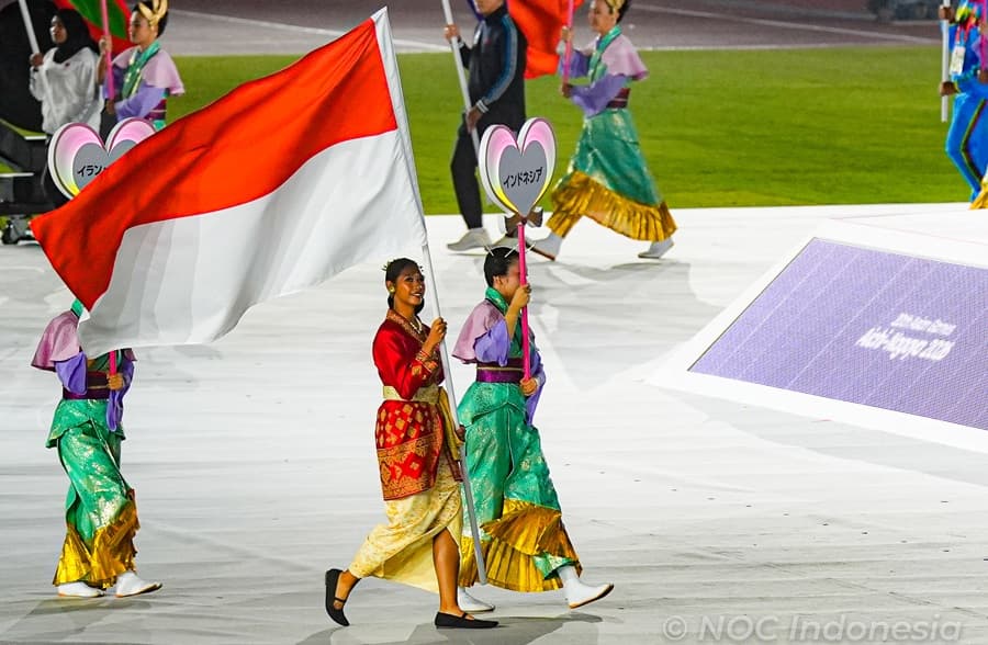 Penutupan Asian Games 2026, Meydiana Laviola Bawa Merah Putih dengan Anggunnya Kebaya Prada Bali