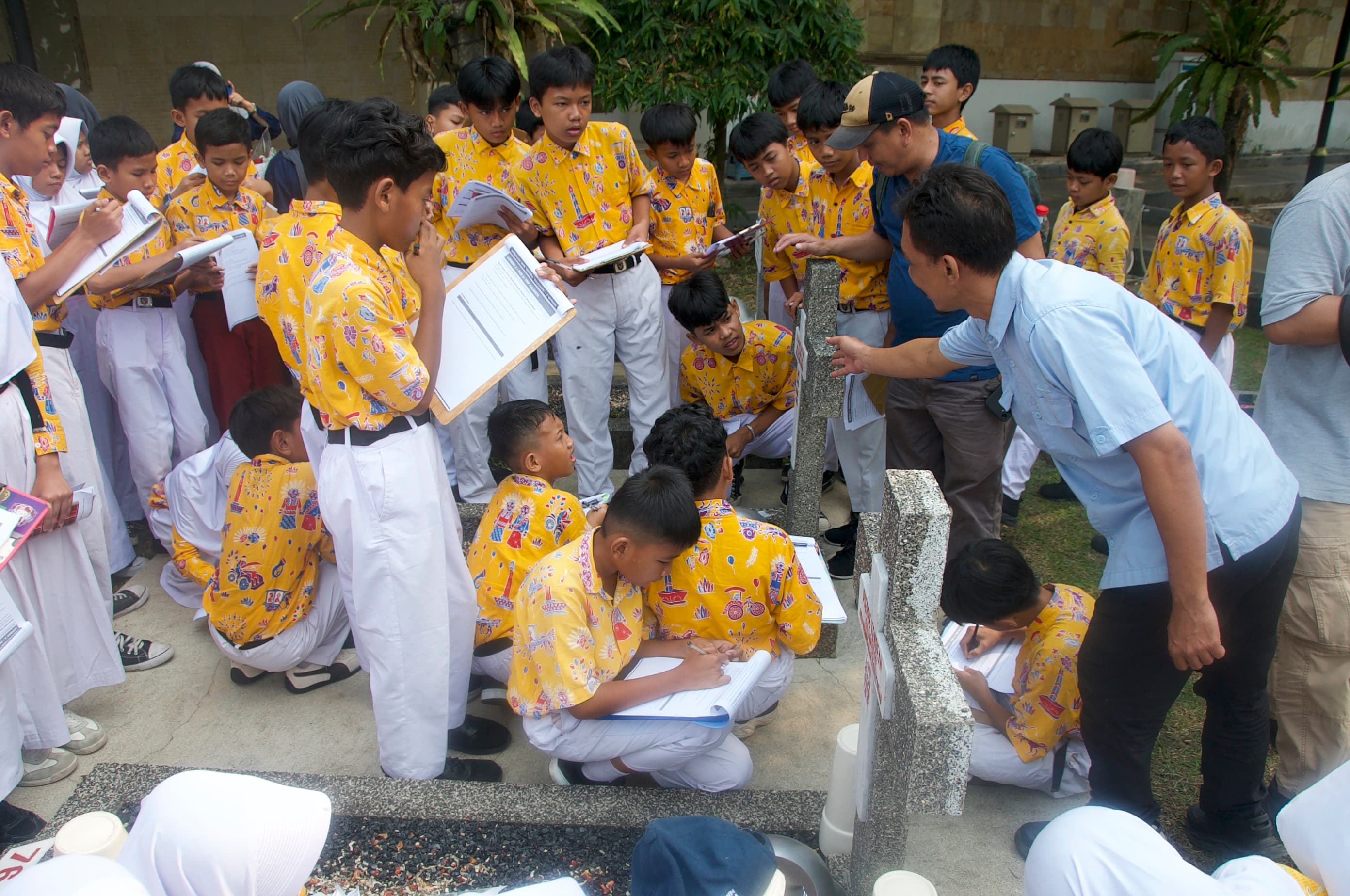 Siswa SD Petukangan Selatan 02 melakukan pelajaran pengetahuan sejarah di Taman Makam Pahlawan (TMP) Kalifaat, Jakarta, Selasa (20/10/2026).  AKURAT.CO/Sopian