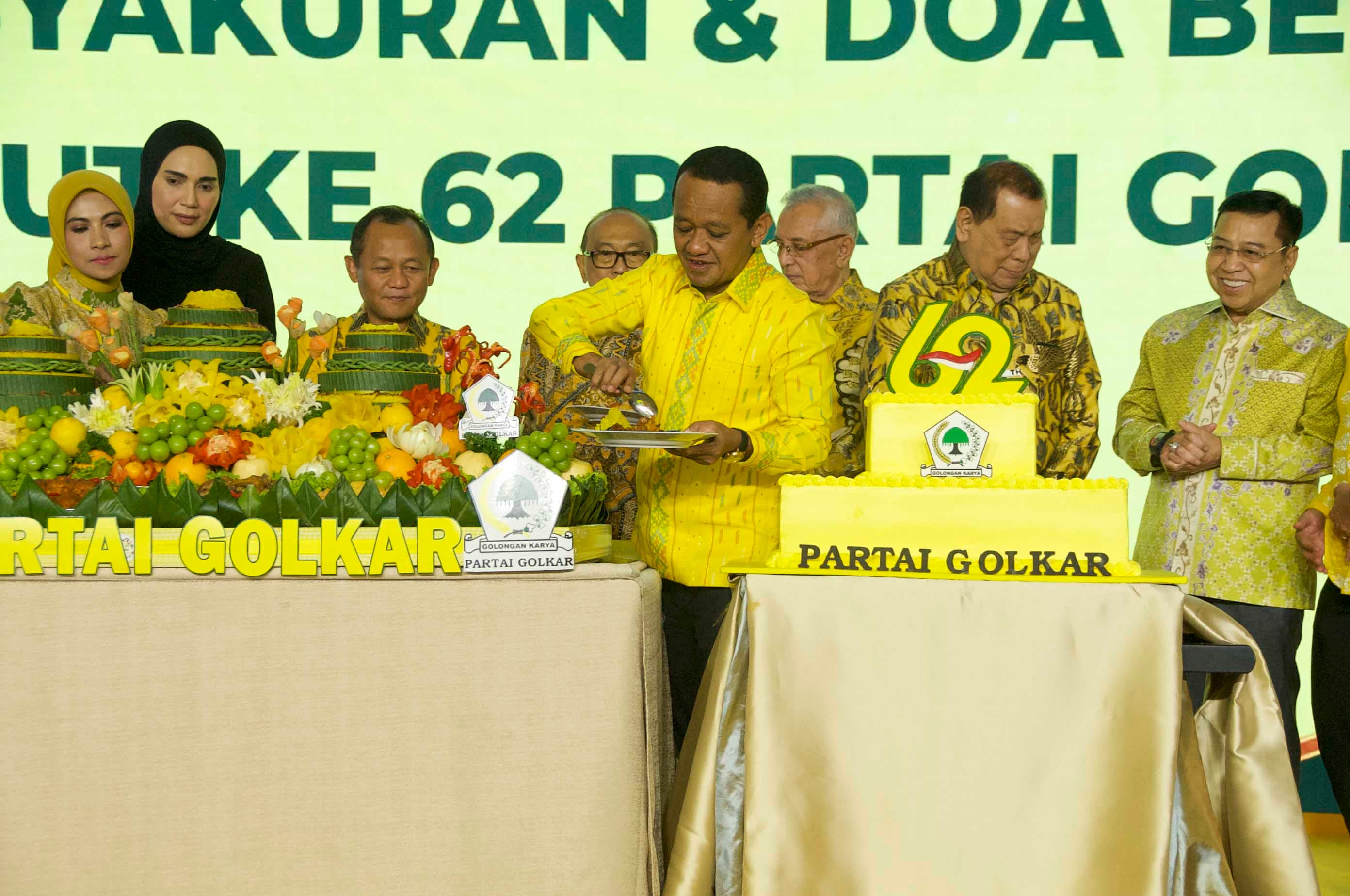 Ketua Umum Partai Golkar Bahlil Lahadalia didampingi Sekjen DPP Golkar, Sarmuji dan Pengurus lainnya melakukan pemotongan tumpeng syukuran memperingati Hari Ulang Tahun (HUT) ke-62 Partai Golkar di Kantor DPP, Slipi, Jakarta, Selasa (20/10/2026). AKURAT.CO/Sopian
