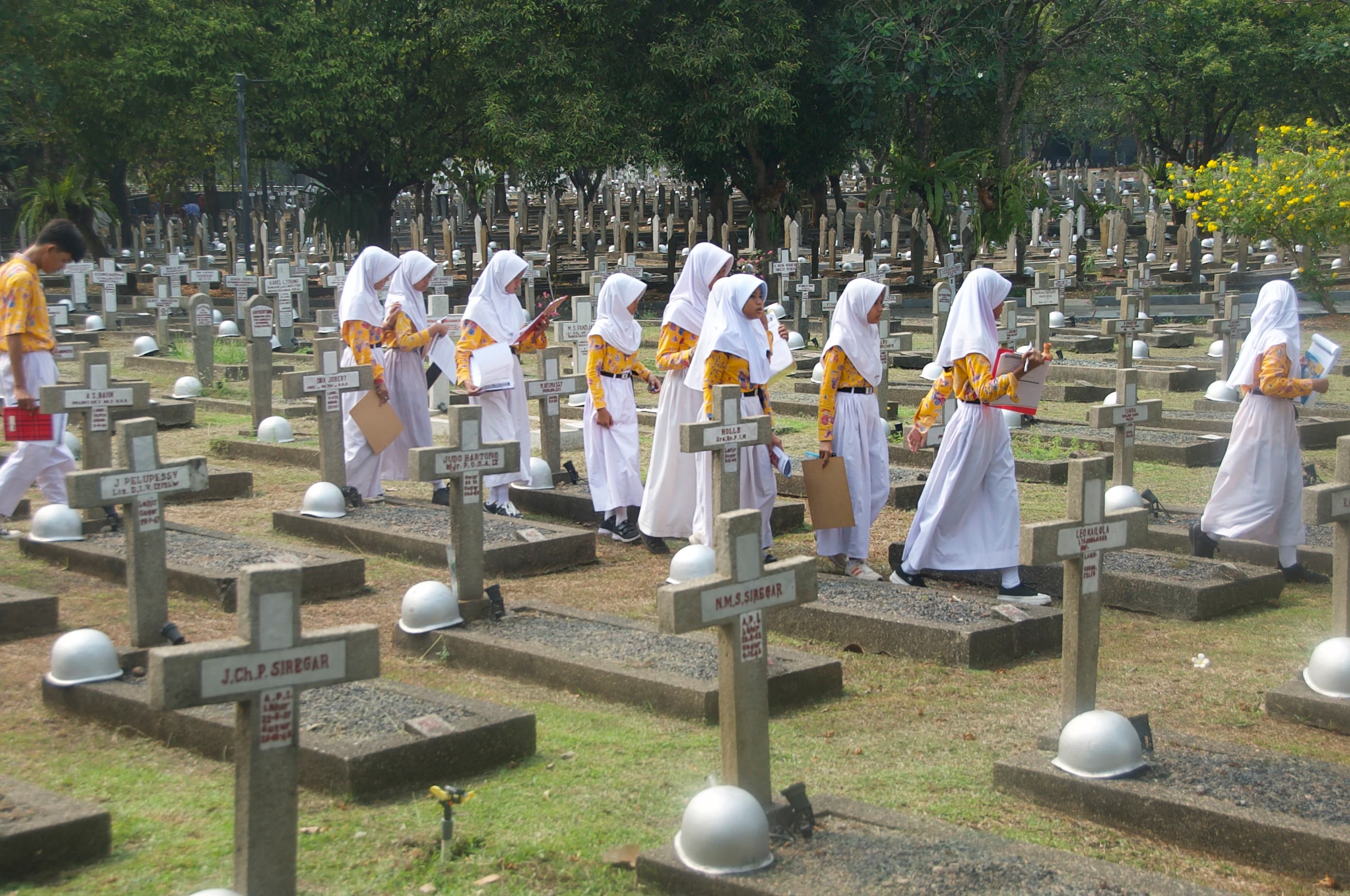 Siswa SD Petukangan Selatan 02 melakukan pelajaran pengetahuan sejarah di Taman Makam Pahlawan (TMP) Kalifaat, Jakarta, Selasa (20/10/2026).  AKURAT.CO/Sopian