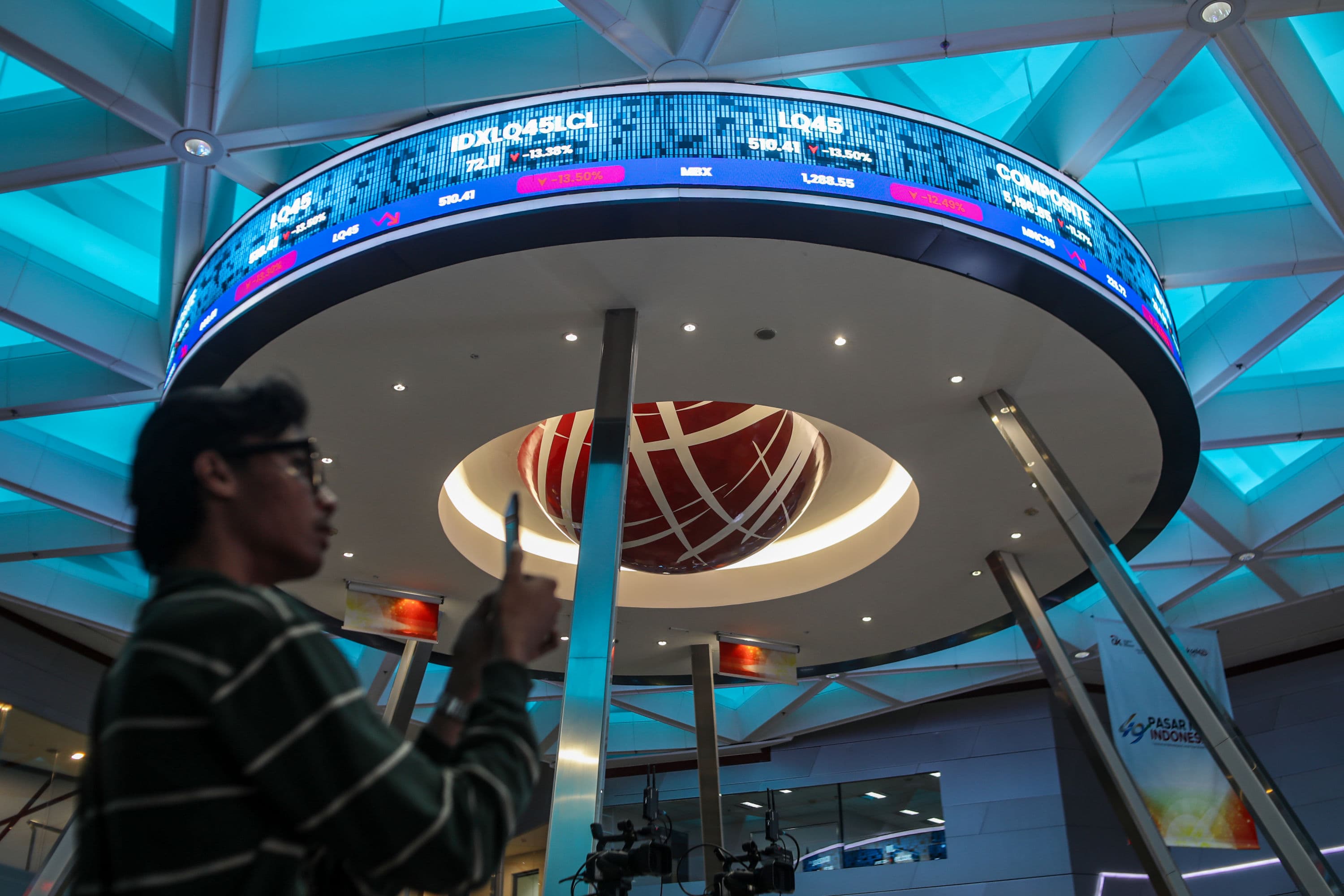 Pengunjung mengamati layar Indeks Harga Saham Gabungan (IHSG) di Bursa Efek Indonesia (BEI), Jakarta, Jumat (16/10/2026). AKURAT.CO/Endra Prakosoco