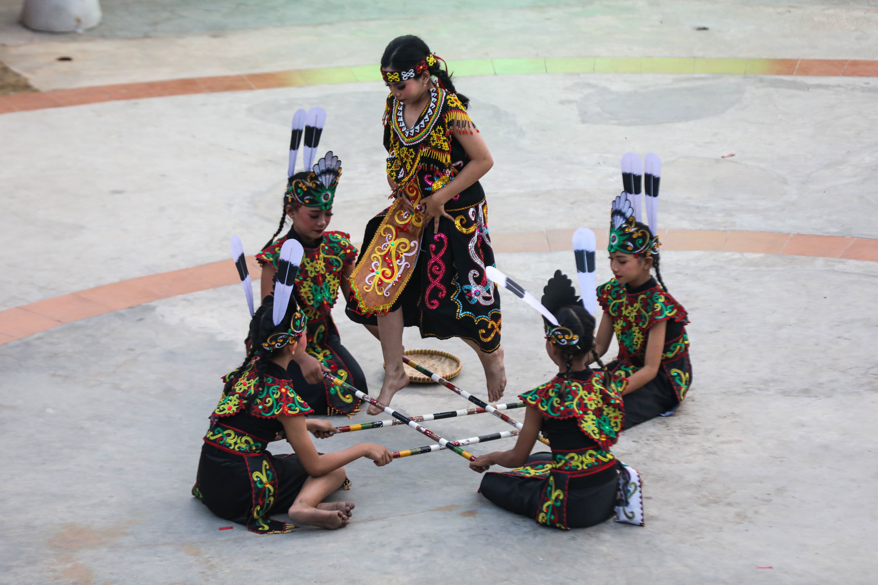 Peserta menampilkan tarian dalam acara Pamer Budaya Kalimantan Timur di Taman Mini Indonesia Indah (TMII), Jakarta, Minggu (18/10/2026). AKURAT.CO/Endra Prakoso