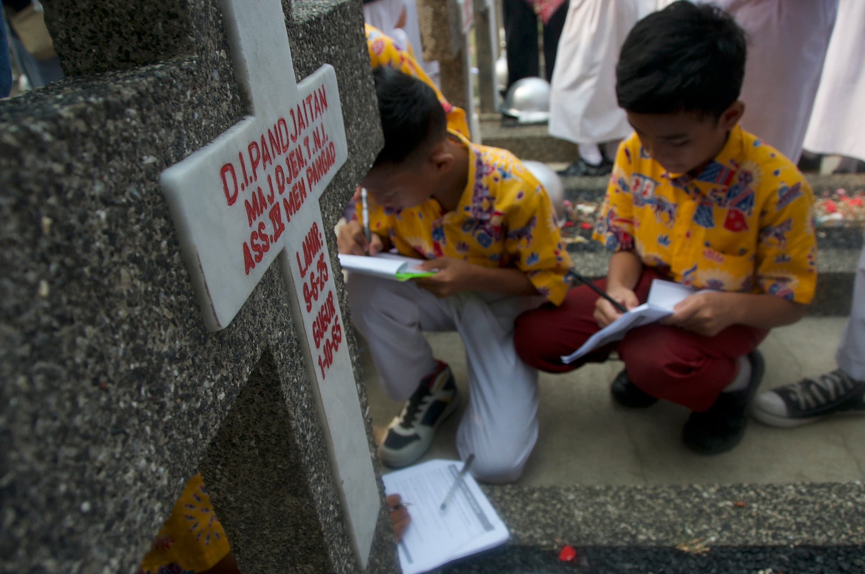 Siswa SD Petukangan Selatan 02 melakukan pelajaran pengetahuan sejarah di Taman Makam Pahlawan (TMP) Kalifaat, Jakarta, Selasa (20/10/2026).  AKURAT.CO/Sopian