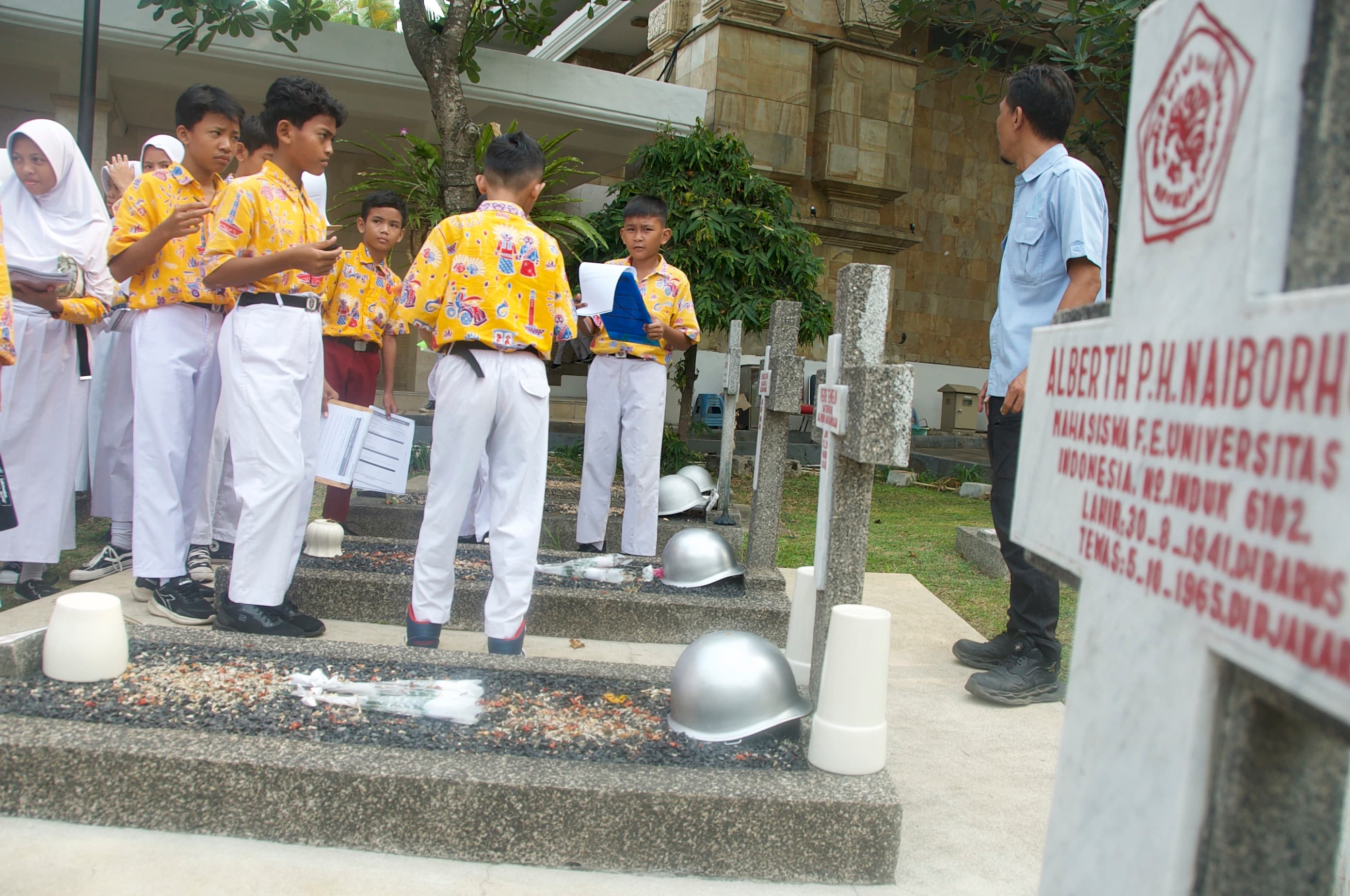 Siswa SD Petukangan Selatan 02 melakukan pelajaran pengetahuan sejarah di Taman Makam Pahlawan (TMP) Kalifaat, Jakarta, Selasa (20/10/2026).  AKURAT.CO/Sopian
