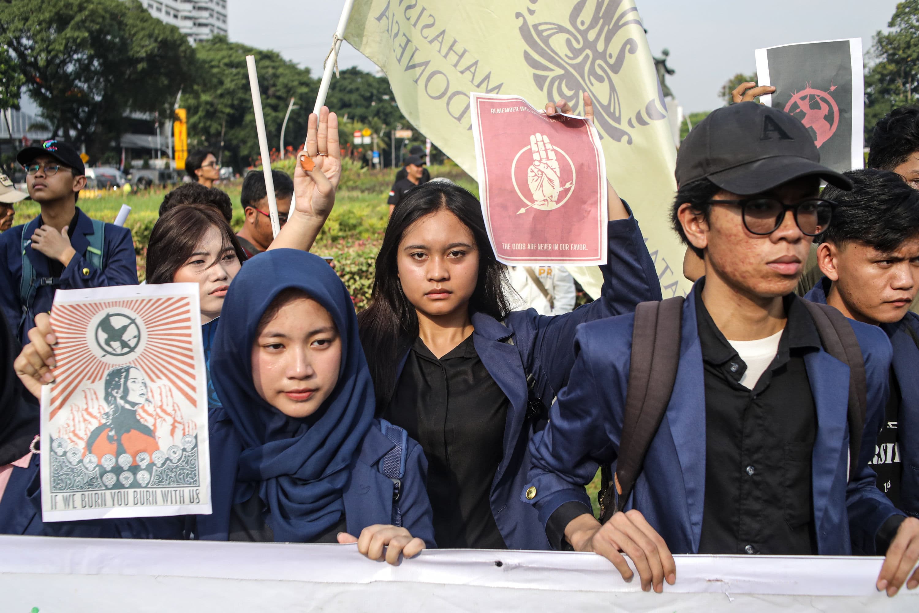 Massa dari mahasiswa dan masyarakat mengikuti aksi unjuk rasa untuk memperingati dua tahun pemerintahan Prabowo-Gibran di Tugu Tani, Jakarta, Selasa (20/10/2026). AKURAT.CO/Endra Prakoso