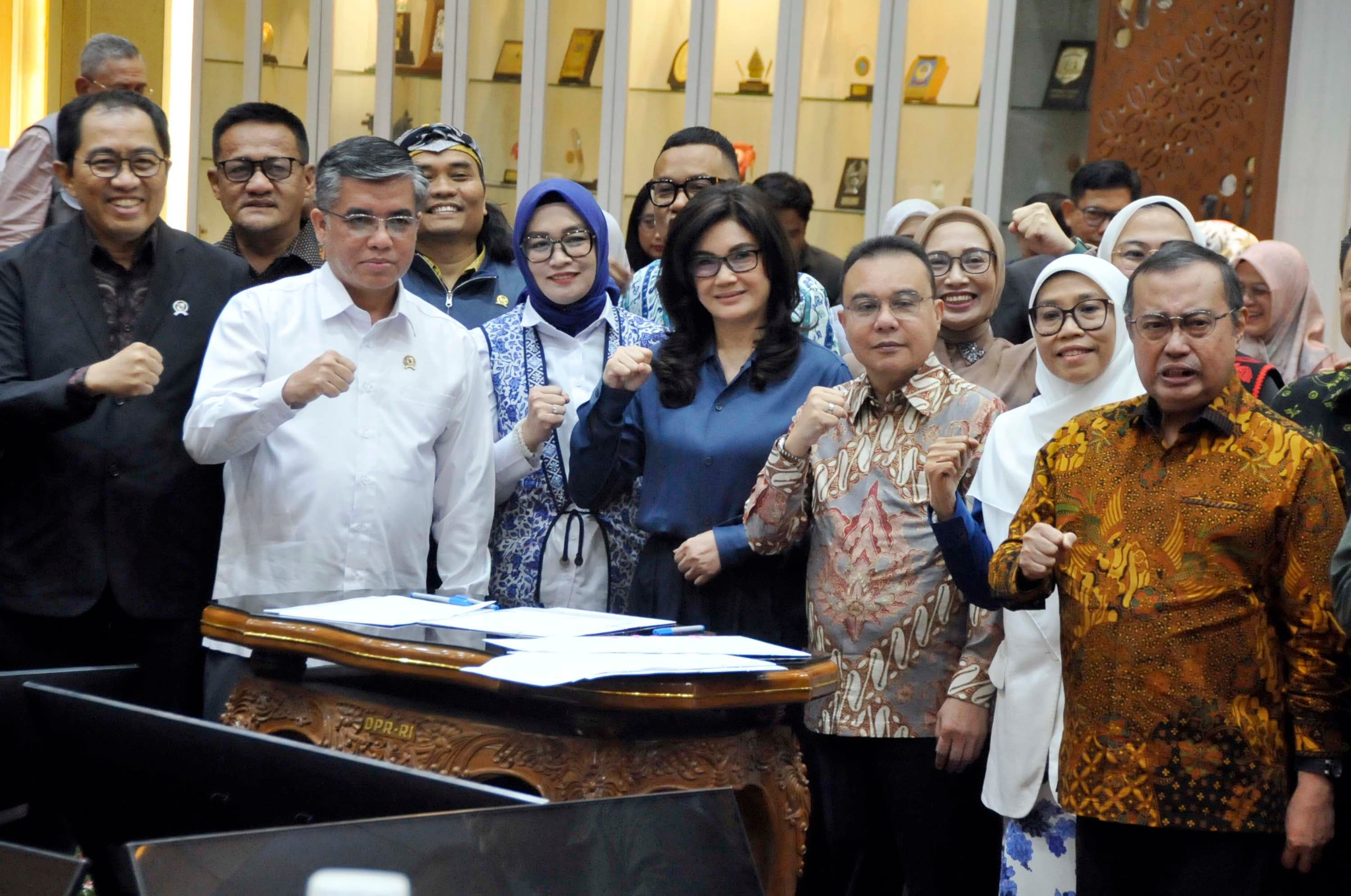 Wakil Ketua DPR RI Sufmi Dasco Ahmad bersama Menteri Ketenagakerjaan (Menaker) Yassierli dan pimpinan Komisi IX saat berfoto Bergama usai menandatangani dokumen pengambilan keputusan tingkat I Rancangan Undang-Undang (RUU) tentang Perlindungan Ketenagakerjaan bersama Panitia Kerja (Panja) di Komisi IX DPR, Kompleks Parlemen Senayan, Jakarta Pusat, Senin (5/10/2026) malam.AKURAT.CO/Sopian