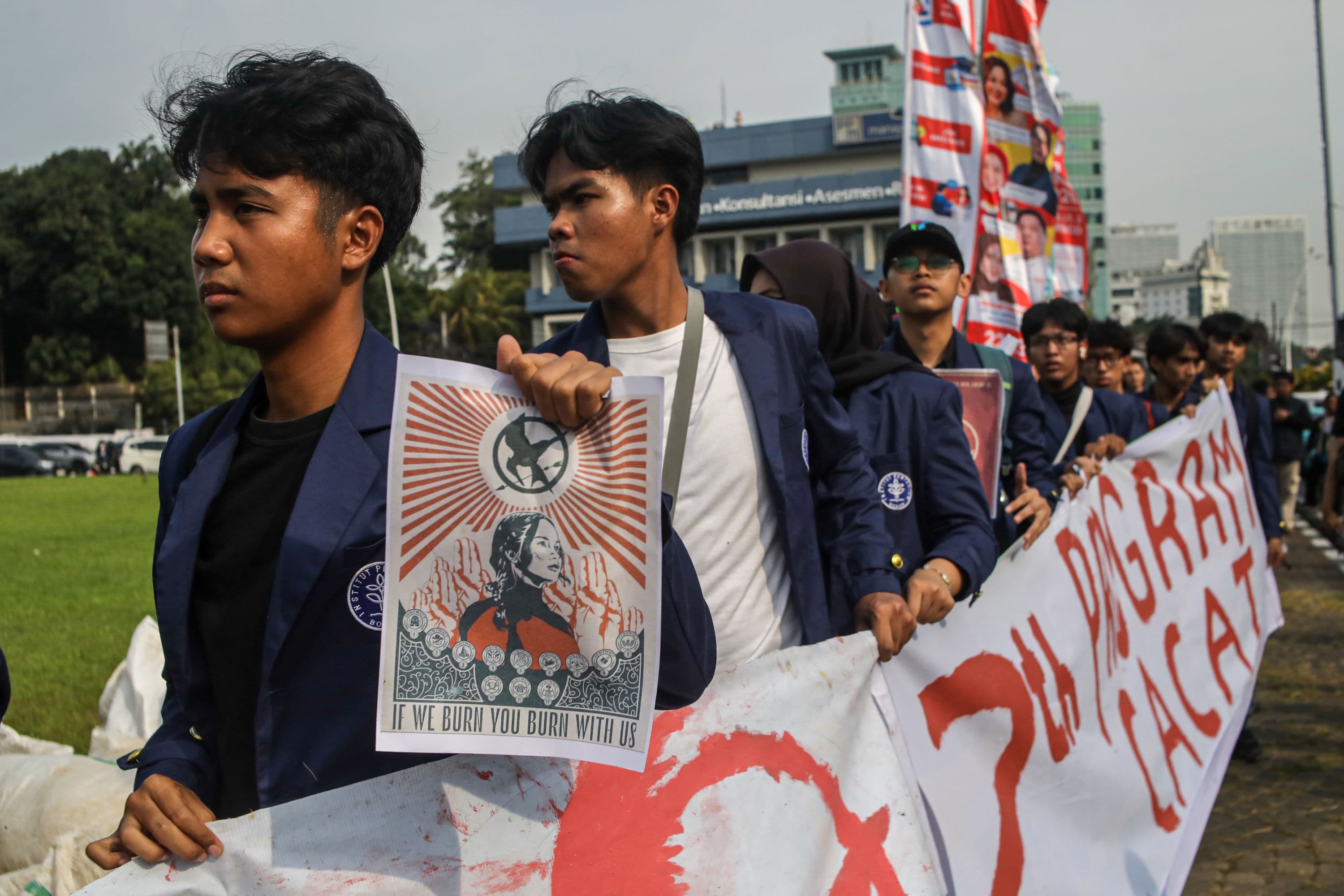 Massa dari mahasiswa dan masyarakat mengikuti aksi unjuk rasa untuk memperingati dua tahun pemerintahan Prabowo-Gibran di Tugu Tani, Jakarta, Selasa (20/10/2026). AKURAT.CO/Endra Prakoso