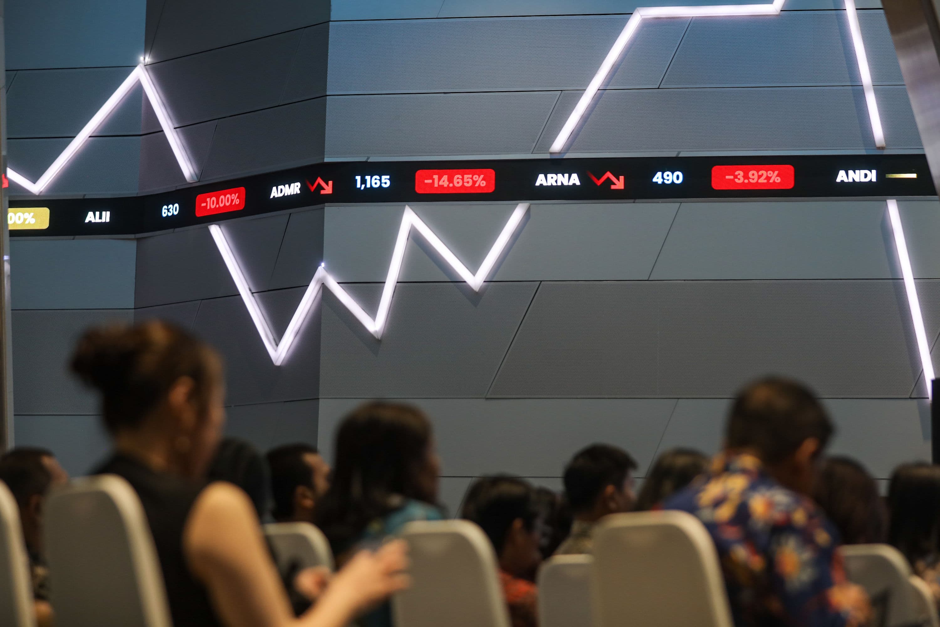 Pengunjung mengamati layar Indeks Harga Saham Gabungan (IHSG) di Bursa Efek Indonesia (BEI), Jakarta, Jumat (16/10/2026). AKURAT.CO/Endra Prakosoco
