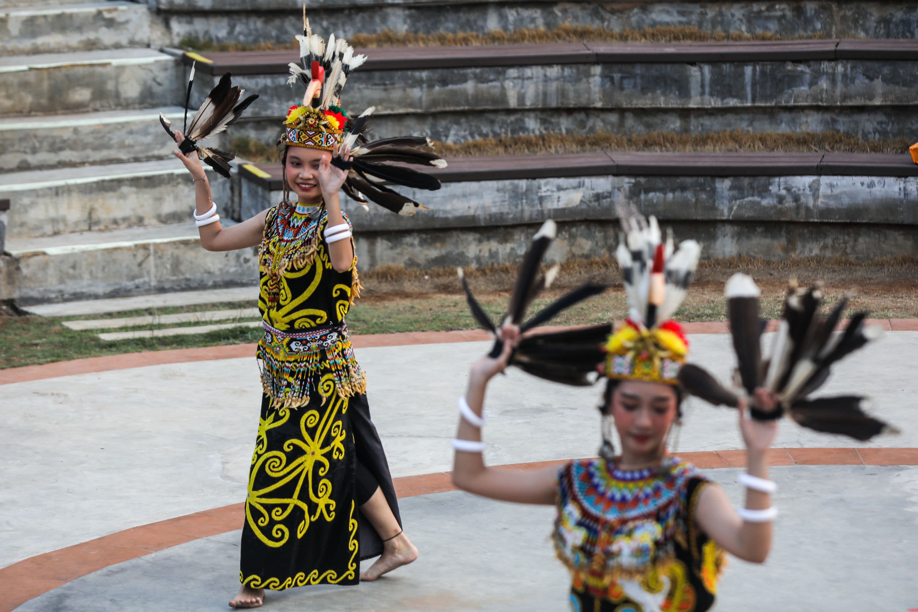 Peserta menampilkan tarian dalam acara Pamer Budaya Kalimantan Timur di Taman Mini Indonesia Indah (TMII), Jakarta, Minggu (18/10/2026). AKURAT.CO/Endra Prakoso
