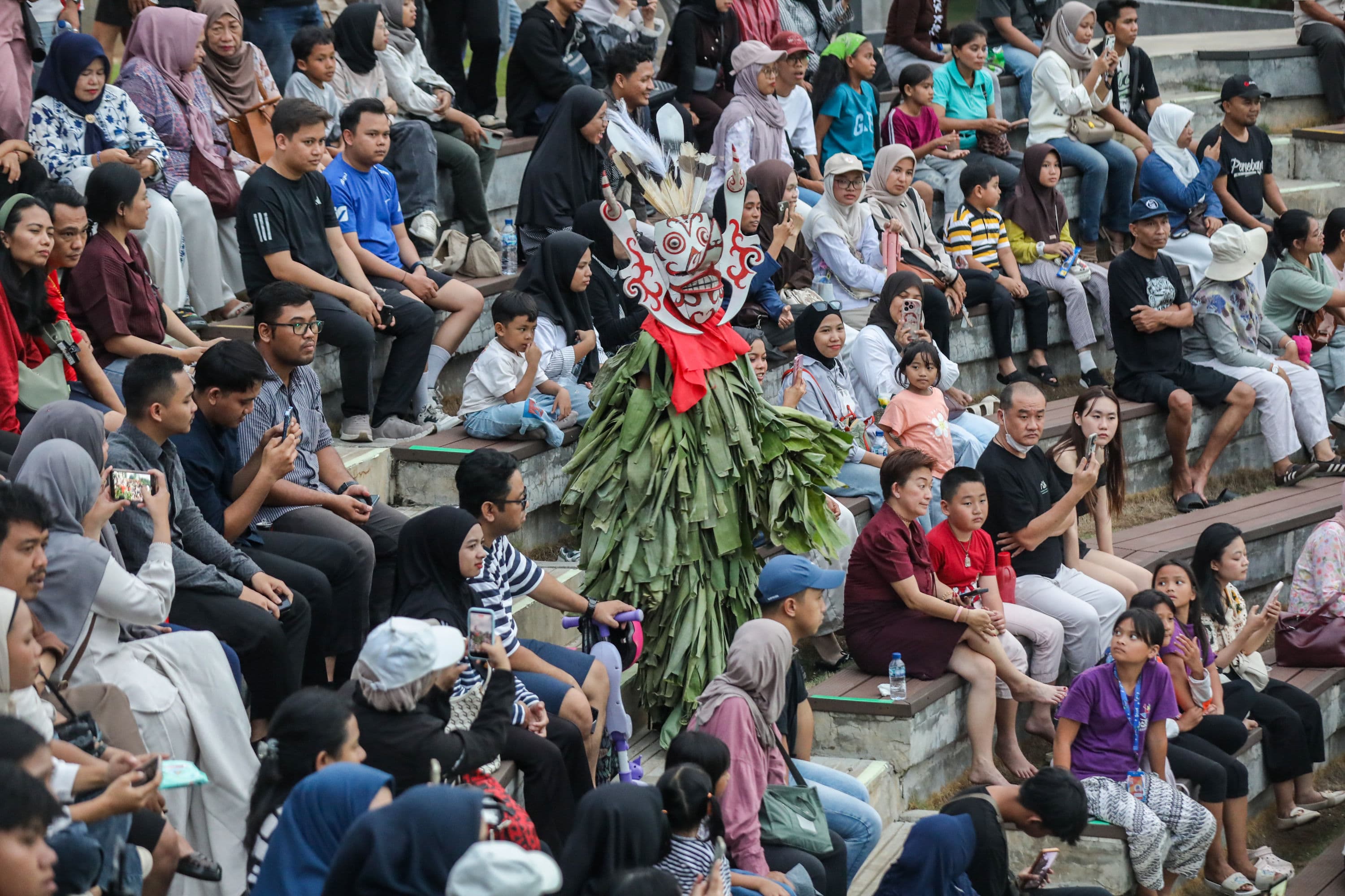 Peserta menampilkan tarian dalam acara Pamer Budaya Kalimantan Timur di Taman Mini Indonesia Indah (TMII), Jakarta, Minggu (18/10/2026). AKURAT.CO/Endra Prakoso