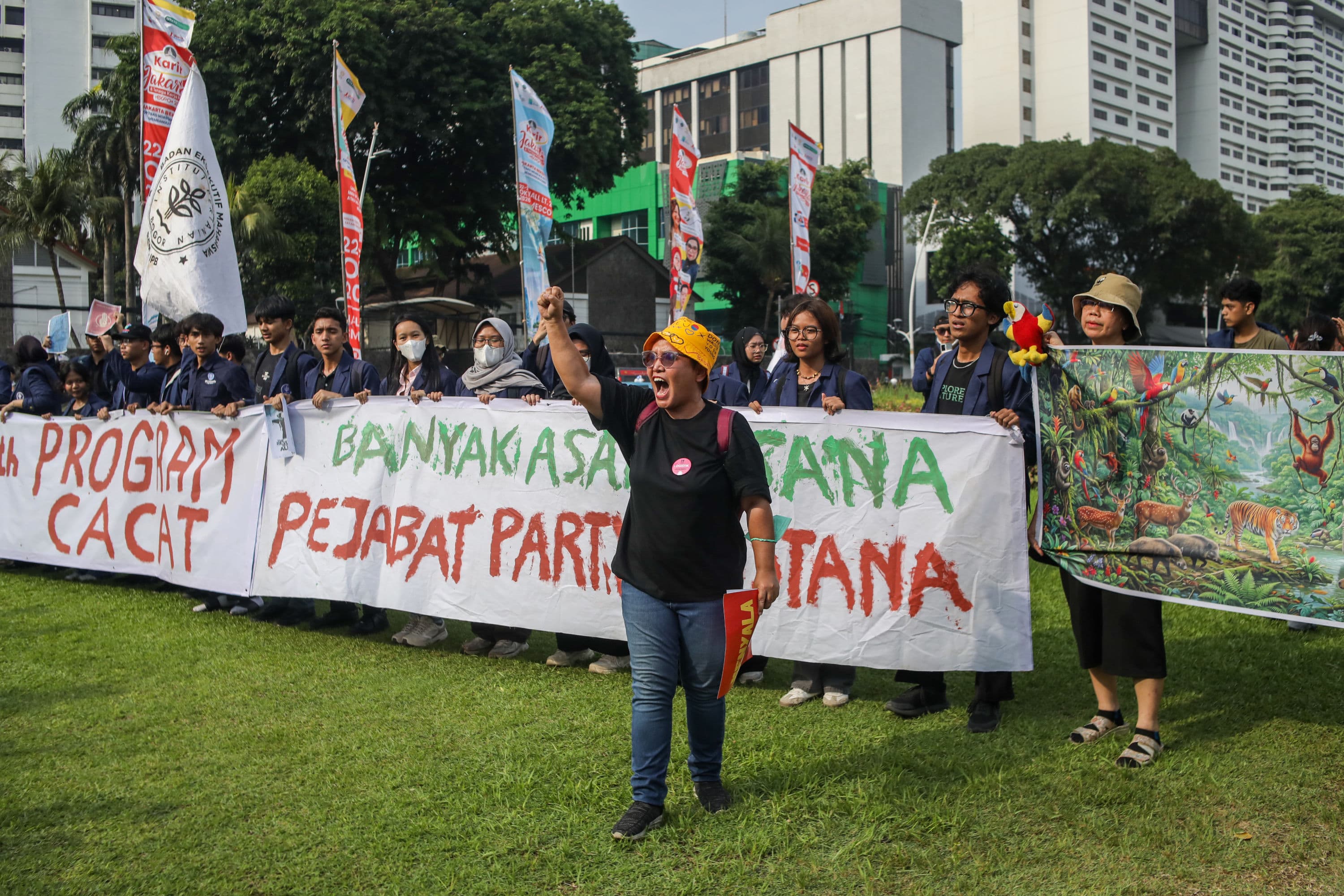 Massa dari mahasiswa dan masyarakat mengikuti aksi unjuk rasa untuk memperingati dua tahun pemerintahan Prabowo-Gibran di Tugu Tani, Jakarta, Selasa (20/10/2026). AKURAT.CO/Endra Prakoso