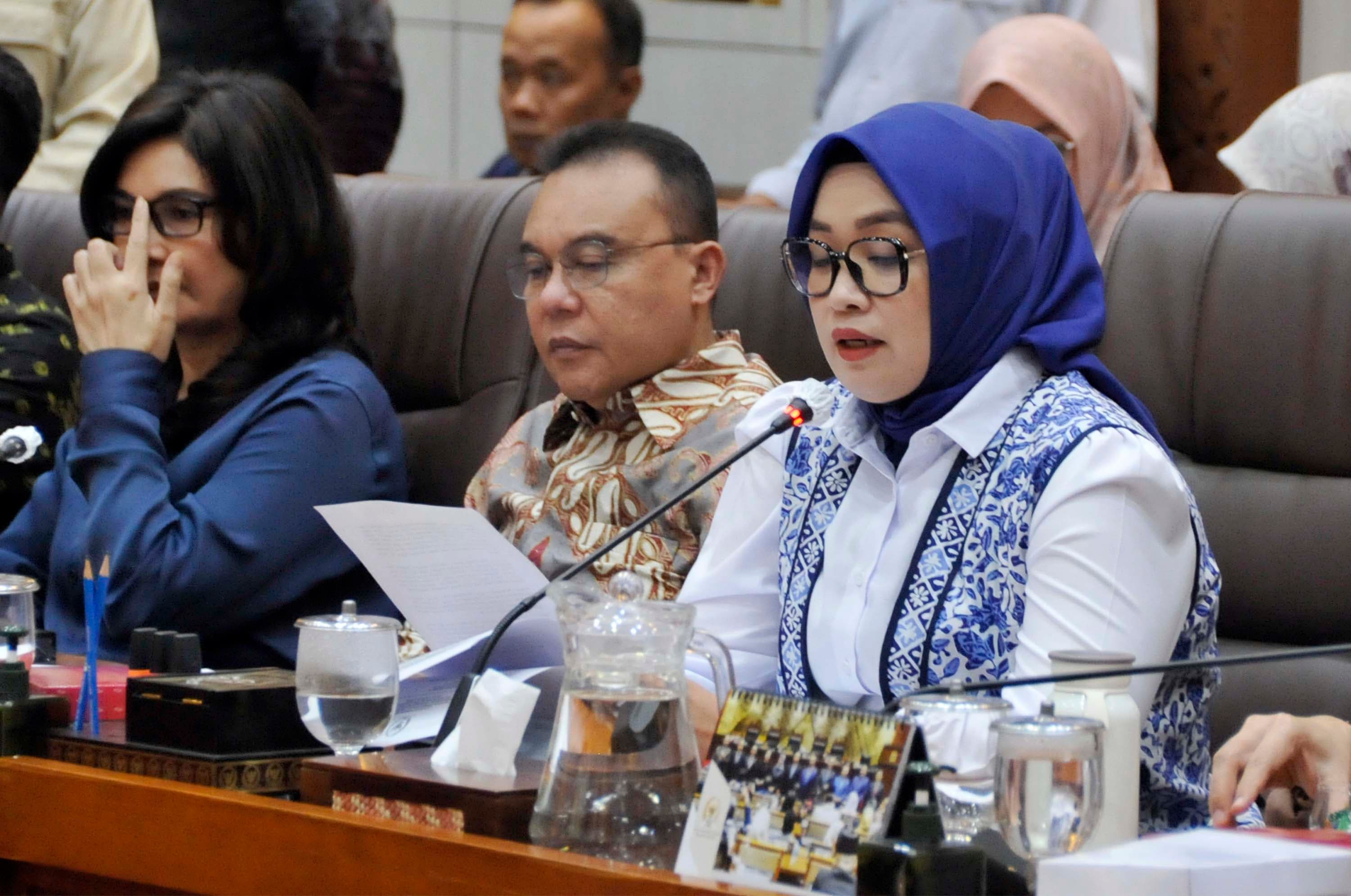 Ketua Panja Perlindungan Ketenagakerjaan, Putih Sari saat membacakan hasil rapat kerja di Komisi IX DPR, Kompleks Parlemen Senayan, Jakarta Pusat, Senin (5/10/2026) malam. AKURAT.CO/Sopian
