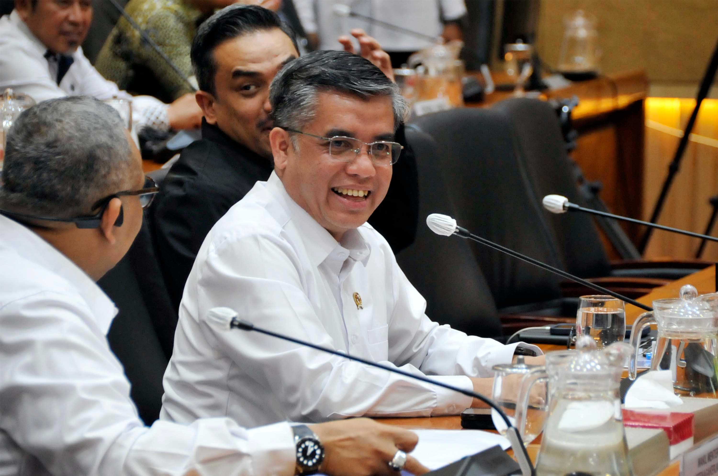 Menteri Ketenagakerjaan (Menaker) Yassierli saat hadir dalam rapat kerja bersama Panitia Kerja (Panja) di Komisi IX DPR, Kompleks Parlemen Senayan, Jakarta Pusat, Senin (5/10/2026) malam. AKURAT.CO/Sopian