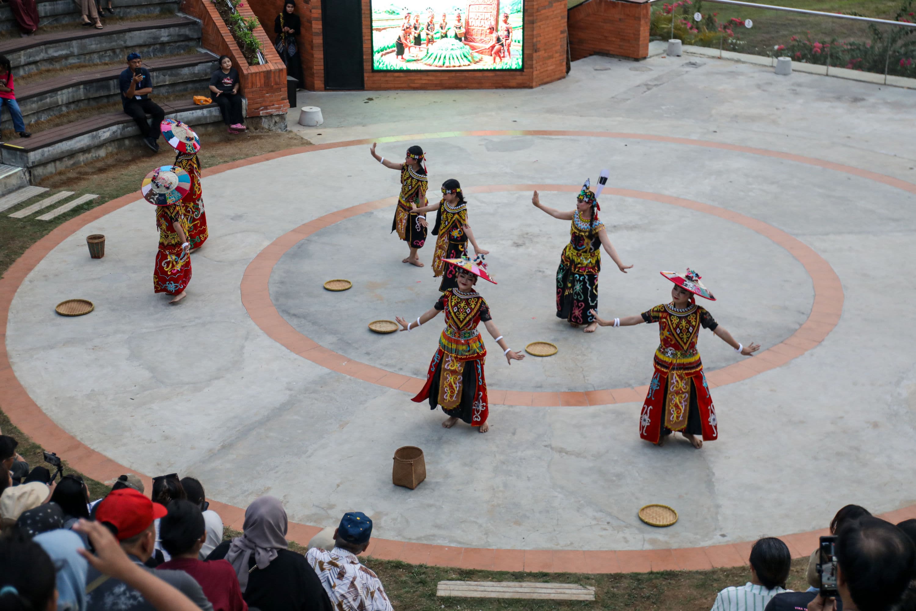 Peserta menampilkan tarian dalam acara Pamer Budaya Kalimantan Timur di Taman Mini Indonesia Indah (TMII), Jakarta, Minggu (18/10/2026). AKURAT.CO/Endra Prakoso