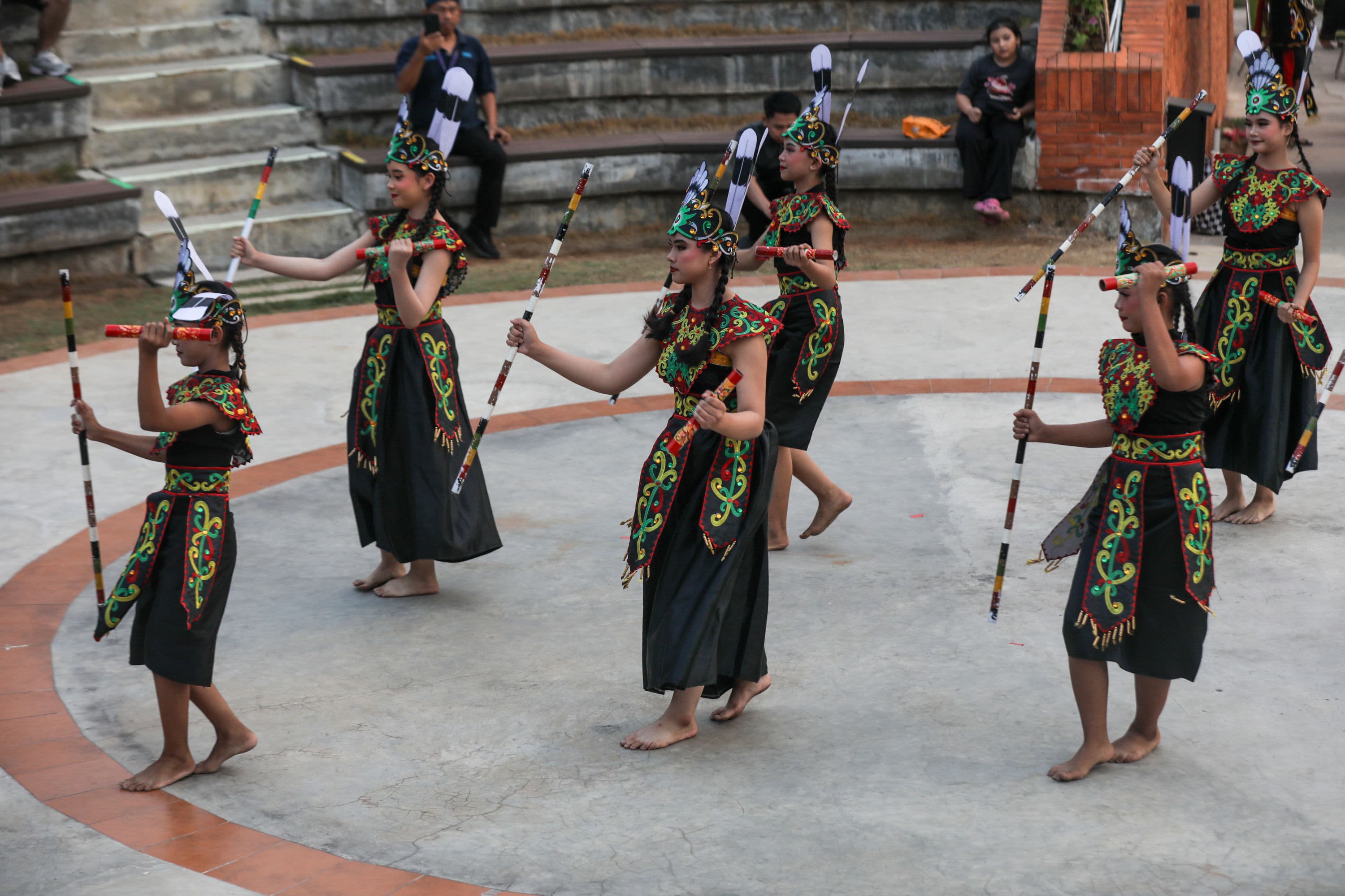 Peserta menampilkan tarian dalam acara Pamer Budaya Kalimantan Timur di Taman Mini Indonesia Indah (TMII), Jakarta, Minggu (18/10/2026). AKURAT.CO/Endra Prakoso
