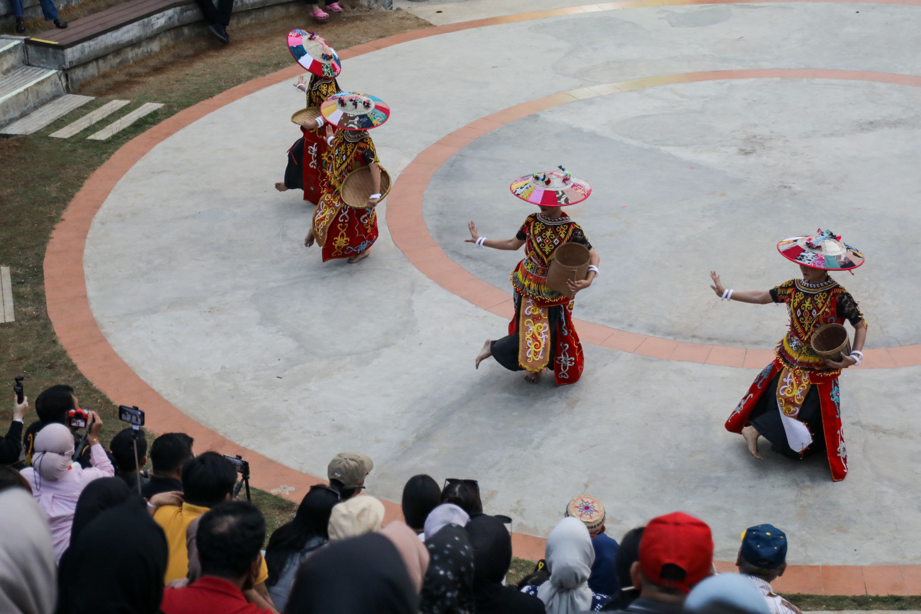 Peserta menampilkan tarian dalam acara Pamer Budaya Kalimantan Timur di Taman Mini Indonesia Indah (TMII), Jakarta, Minggu (18/10/2026). AKURAT.CO/Endra Prakoso