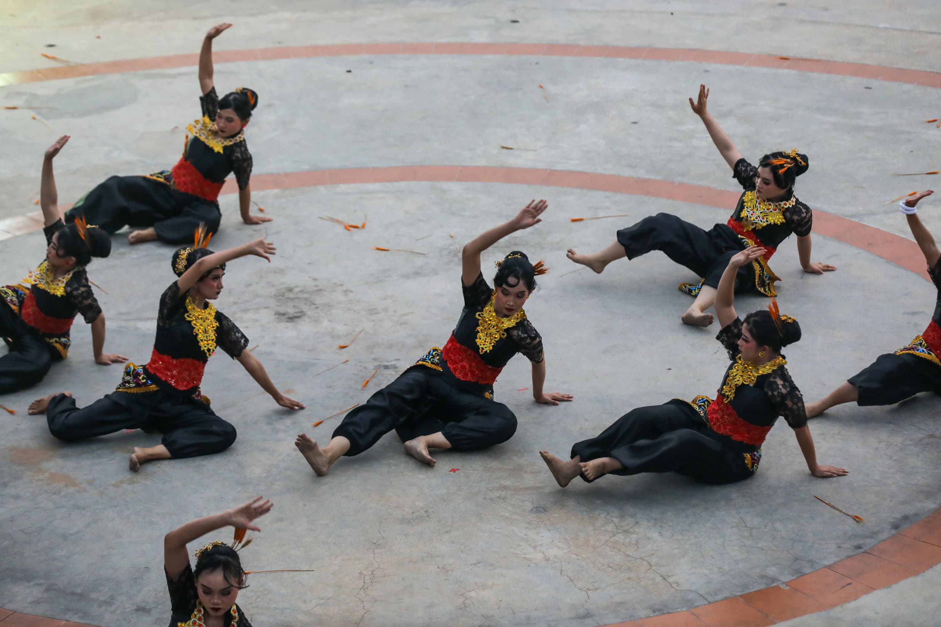 Peserta menampilkan tarian dalam acara Pamer Budaya Kalimantan Timur di Taman Mini Indonesia Indah (TMII), Jakarta, Minggu (18/10/2026). AKURAT.CO/Endra Prakoso