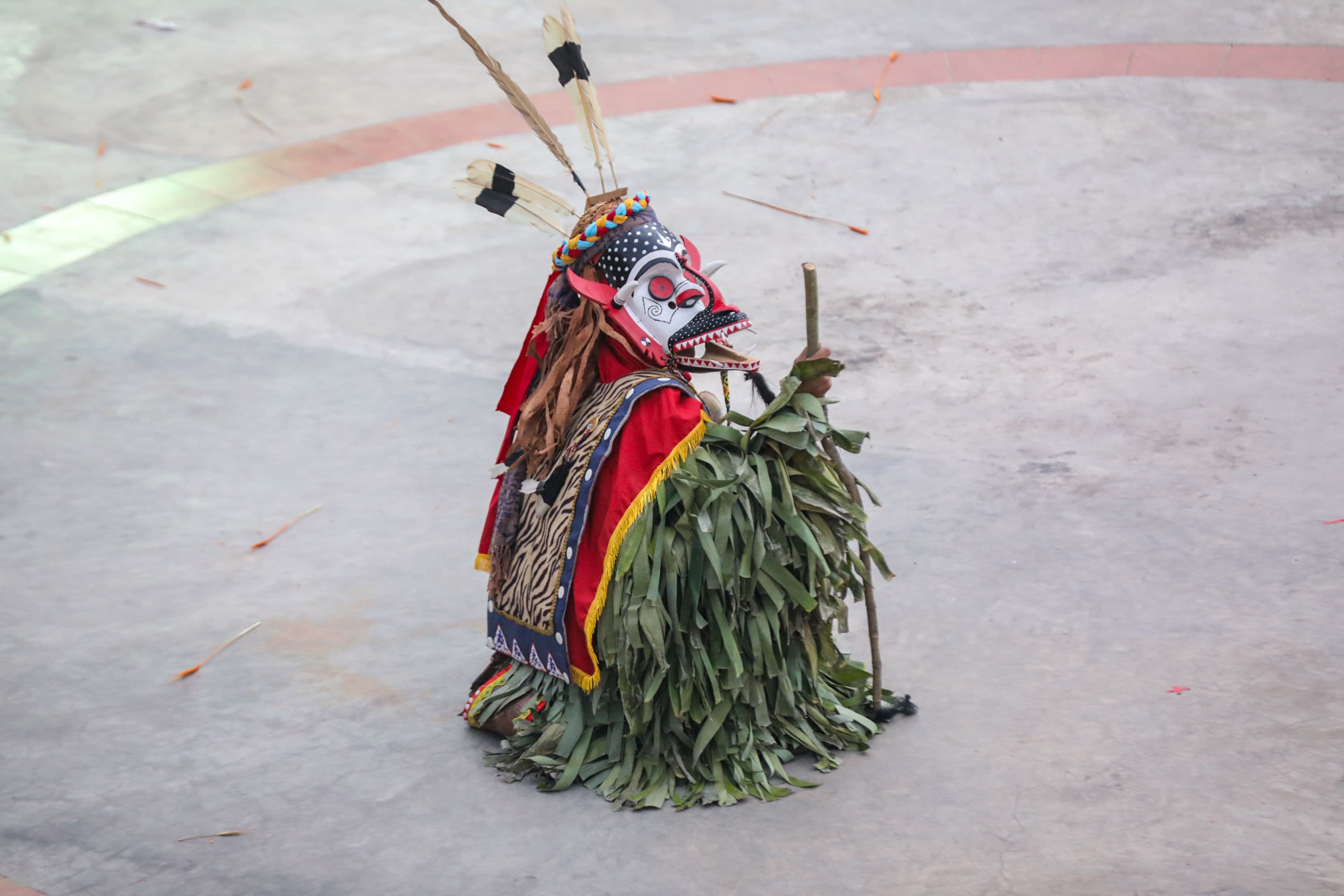 Peserta menampilkan tarian dalam acara Pamer Budaya Kalimantan Timur di Taman Mini Indonesia Indah (TMII), Jakarta, Minggu (18/10/2026). AKURAT.CO/Endra Prakoso