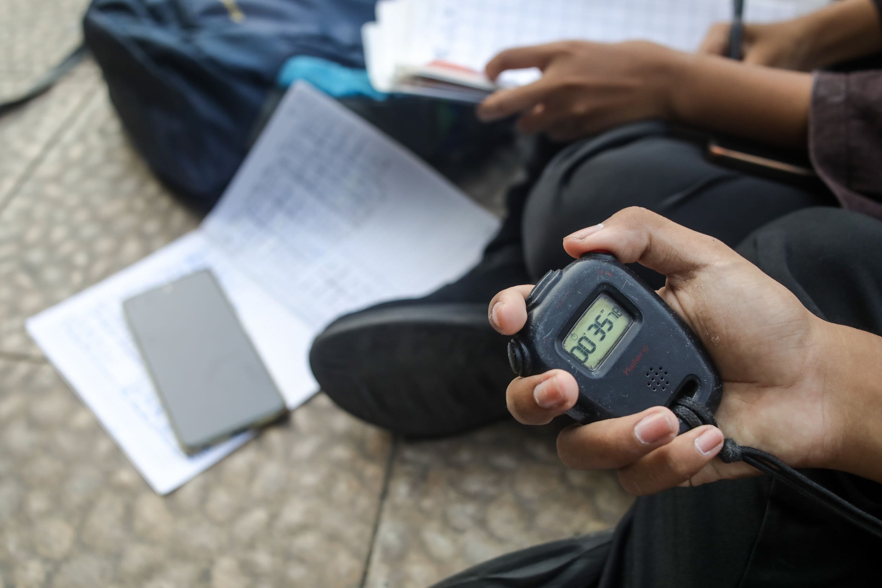 Anggota North Jakarta Climbing Club memegang stopwatch saat rekannya berlatih panjat tebing di Gelanggang Remaja Jakarta Utara, Jakarta, Minggu (4/10/2026).AKURAT.CO/Endra Prakoso