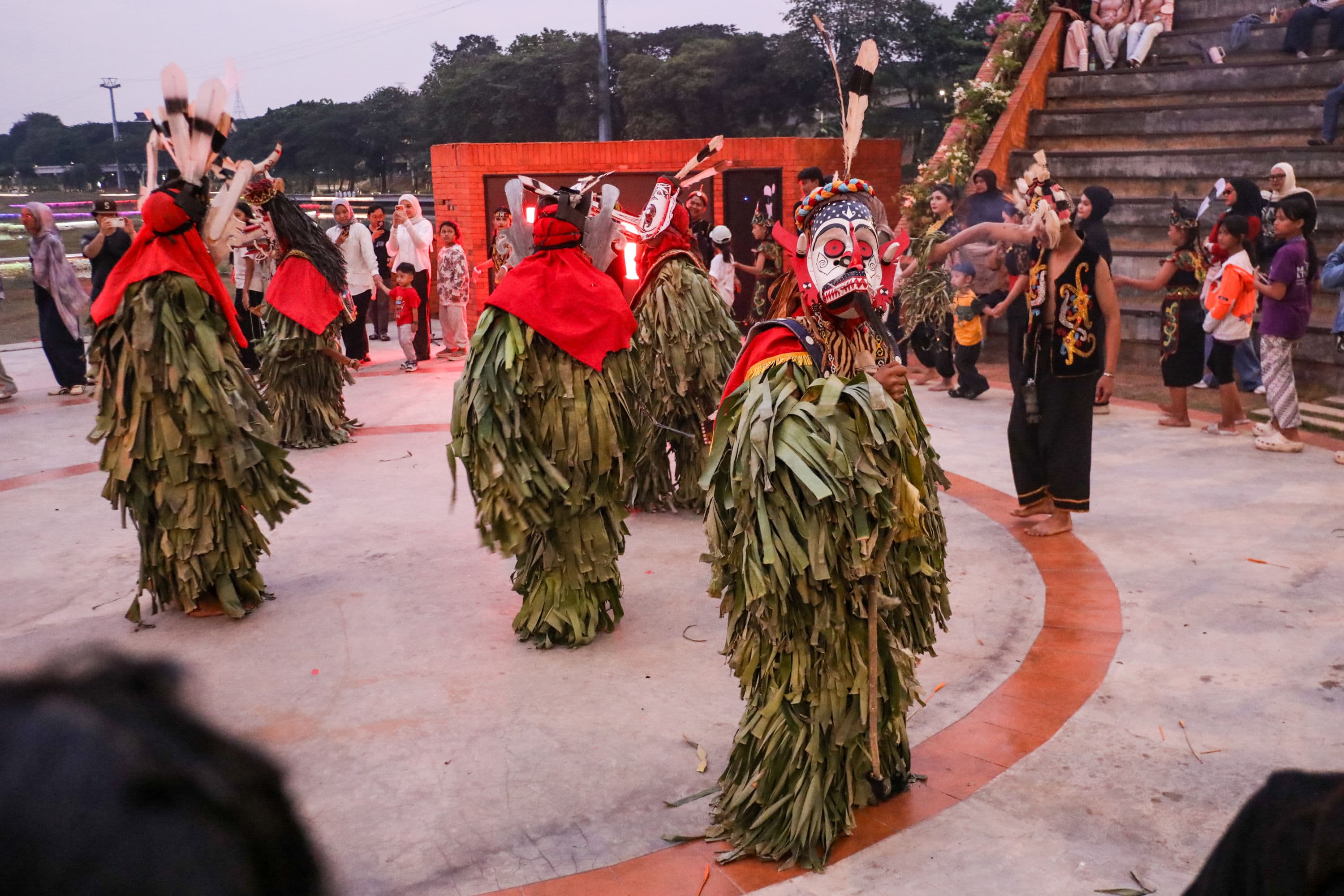 Peserta menampilkan tarian dalam acara Pamer Budaya Kalimantan Timur di Taman Mini Indonesia Indah (TMII), Jakarta, Minggu (18/10/2026). 
