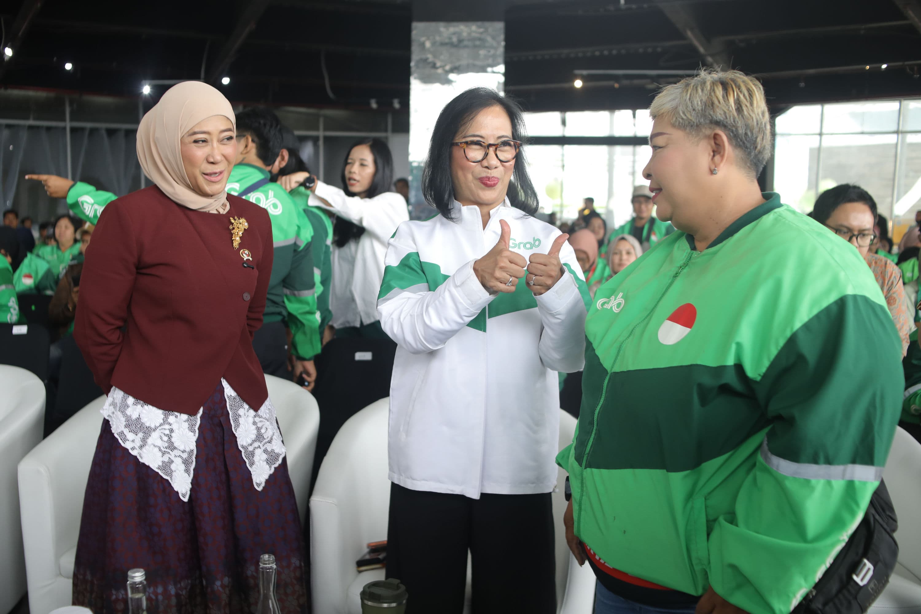 Menteri Komunikasi dan Digital Meutya Hafid (kiri) dan Chief Executive Officer (CEO) Grab Indonesia Neneng Goenadi (tengah) berbincang dengan mitra pengemudi ojek saat peluncuran GEBUK JUDOL Ronde 3 di Jakarta, Kamis (1/10/2026).AKURAT.CO/Endra Prakoso