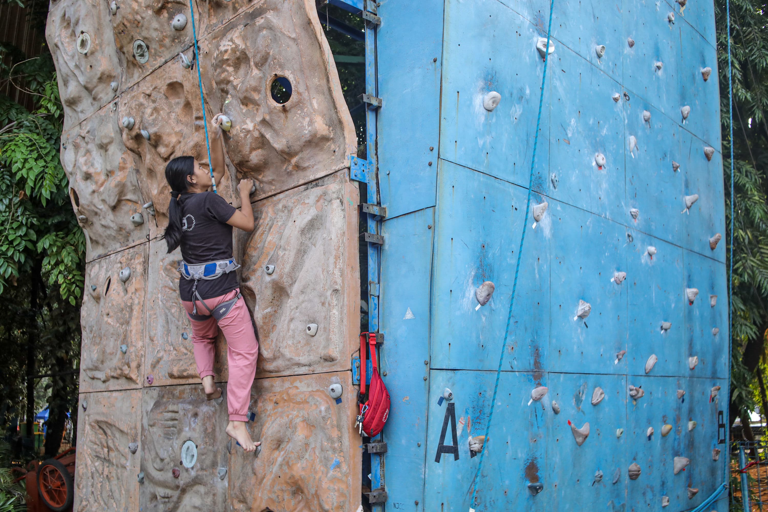 Anggota North Jakarta Climbing Club berlatih panjat tebing di Gelanggang Remaja Jakarta Utara, Jakarta, Minggu (4/10/2026). AKURAT.CO/Endra Prakoso