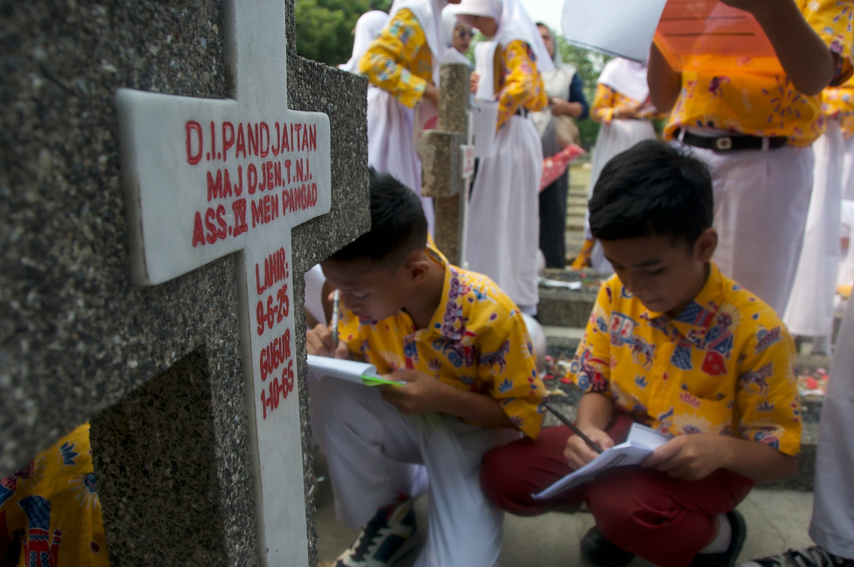 Siswa SD Petukangan Selatan 02 melakukan pelajaran pengetahuan sejarah di Taman Makam Pahlawan (TMP) Kalifaat, Jakarta, Selasa (20/10/2026).  AKURAT.CO/Sopian