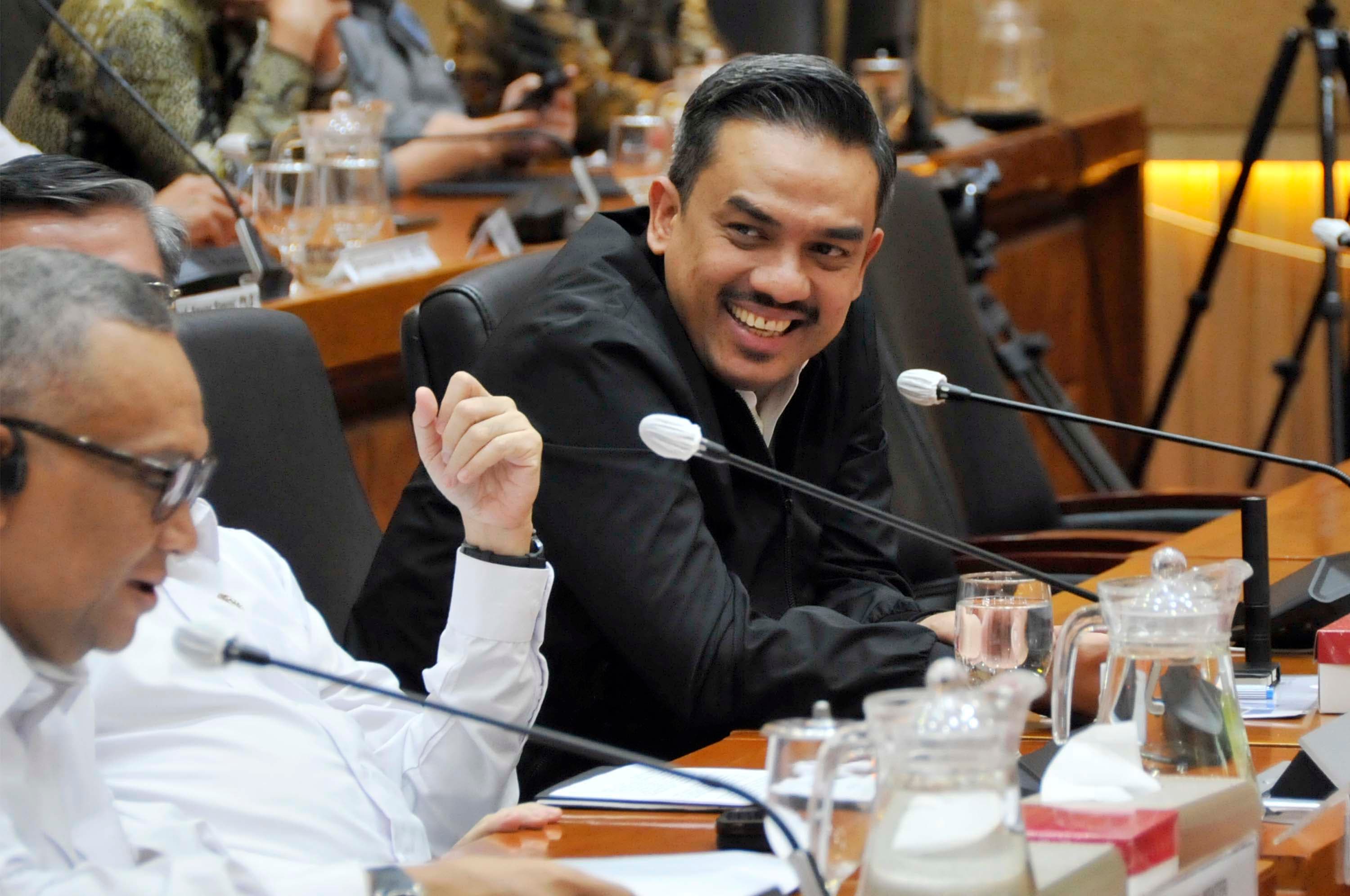 Menteri Usaha Mikro, Kecil dan Menengah (UMKM) Maman Abdurrahman saat hadir dalam rapat kerja bersama Panitia Kerja (Panja) di Komisi IX DPR, Kompleks Parlemen Senayan, Jakarta Pusat, Senin (5/10/2026) malam. AKURAT.CO/Sopian
