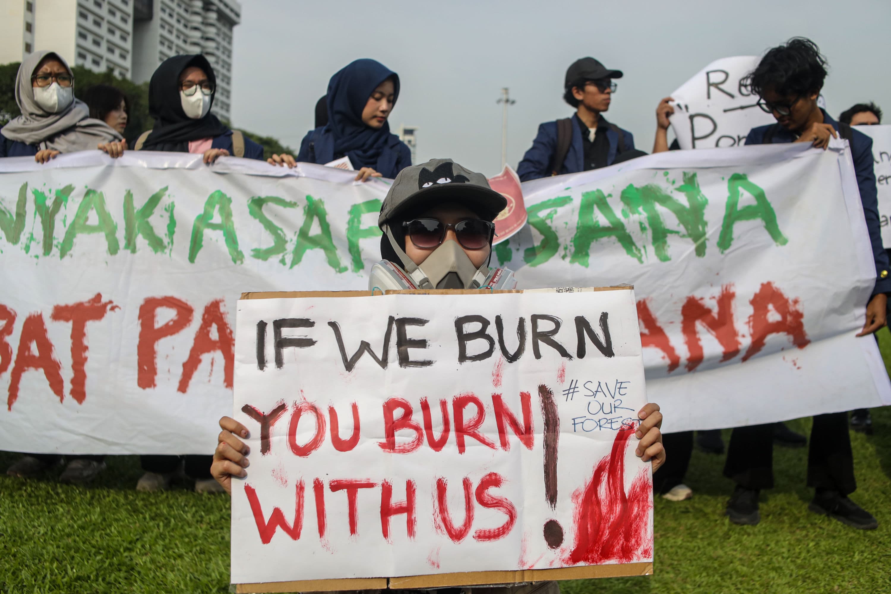 Massa dari mahasiswa dan masyarakat mengikuti aksi unjuk rasa untuk memperingati dua tahun pemerintahan Prabowo-Gibran di Tugu Tani, Jakarta, Selasa (20/10/2026). AKURAT.CO/Endra Prakoso