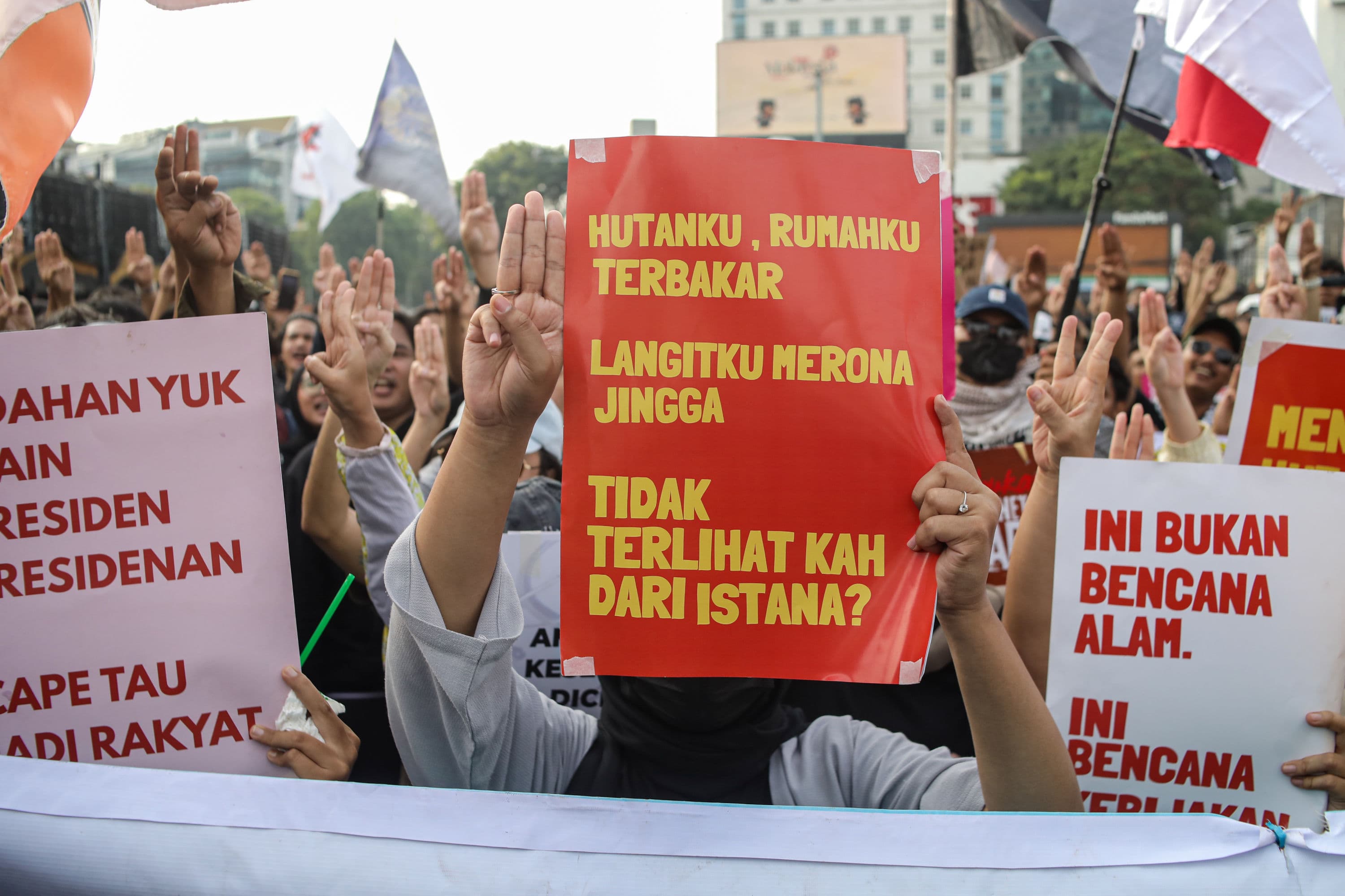 Massa dari mahasiswa dan masyarakat mengikuti aksi unjuk rasa untuk memperingati dua tahun pemerintahan Prabowo-Gibran di Tugu Tani, Jakarta, Selasa (20/10/2026). AKURAT.CO/Endra Prakoso