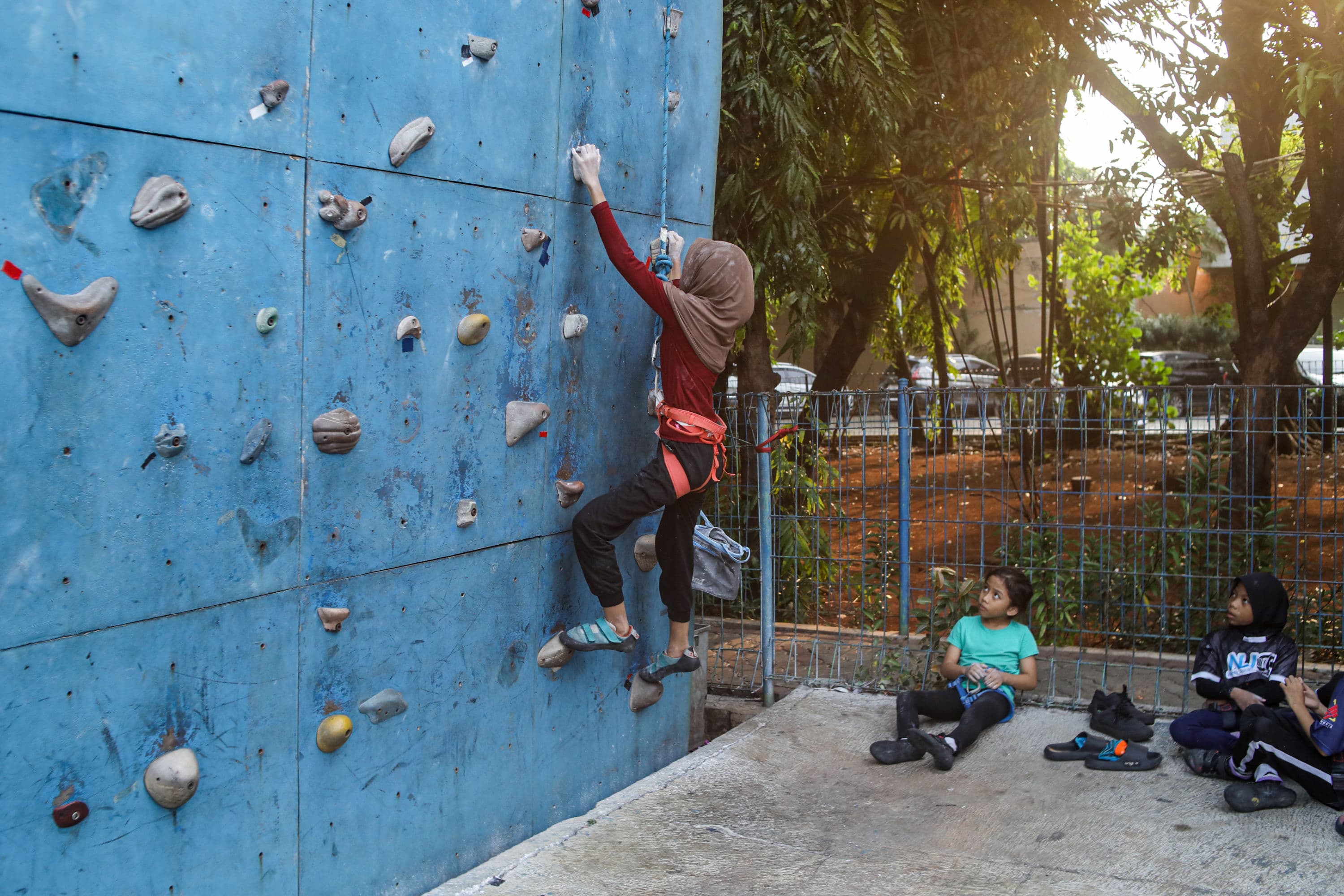 Anggota North Jakarta Climbing Club berlatih panjat tebing di Gelanggang Remaja Jakarta Utara, Jakarta, Minggu (4/10/2026). AKURAT.CO/Endra Prakoso
