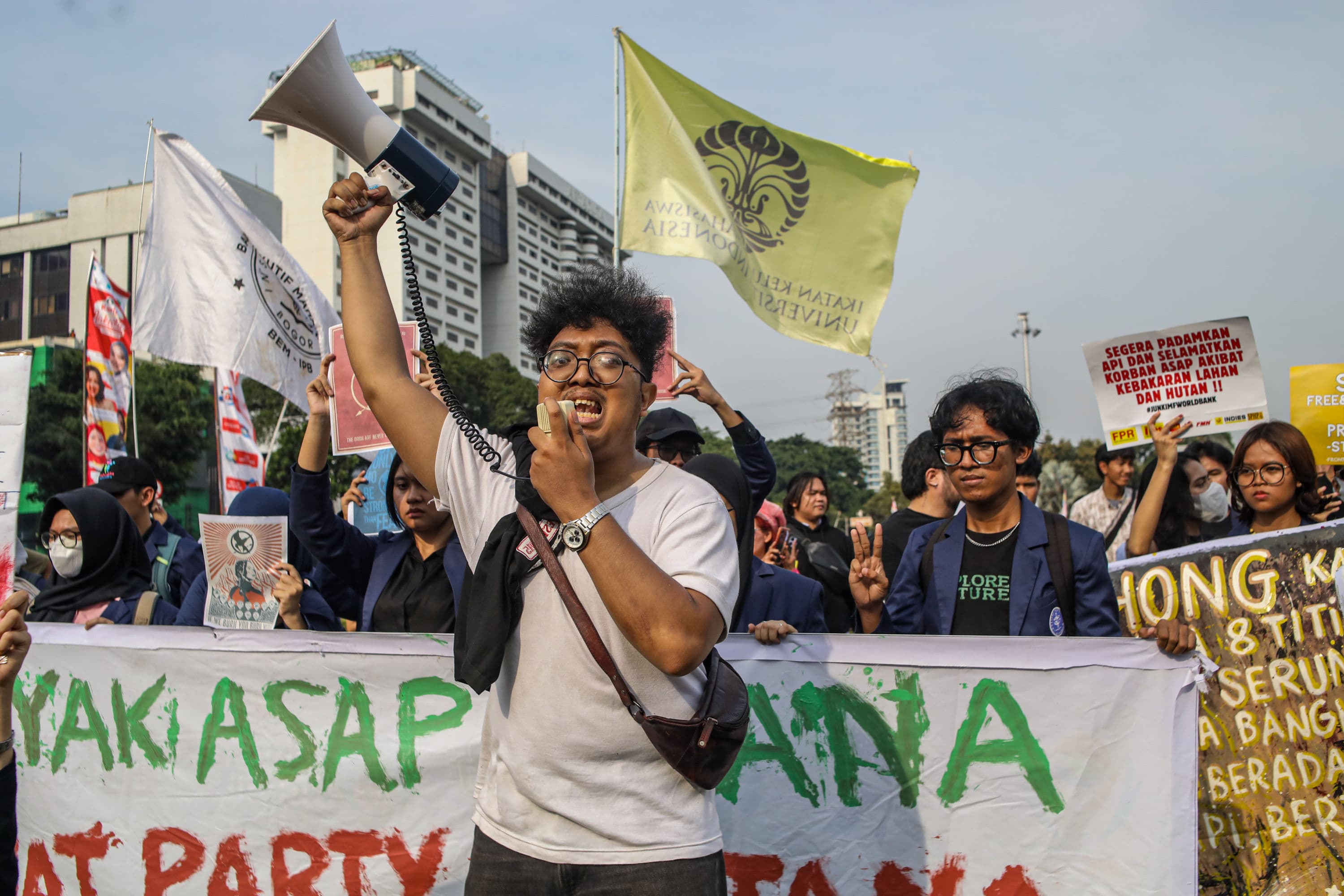 Massa dari mahasiswa dan masyarakat mengikuti aksi unjuk rasa untuk memperingati dua tahun pemerintahan Prabowo-Gibran di Tugu Tani, Jakarta, Selasa (20/10/2026). AKURAT.CO/Endra Prakoso
