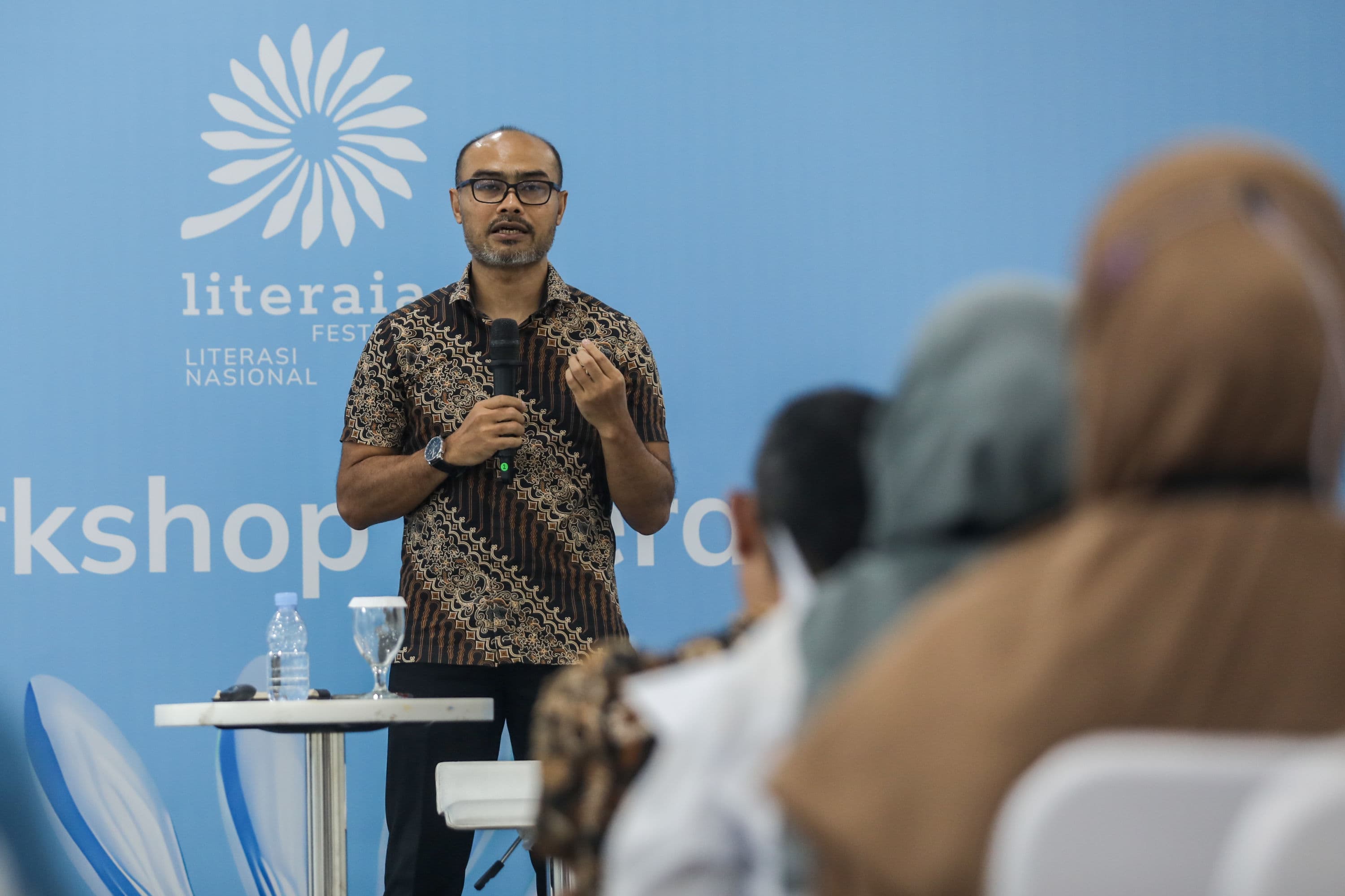 Advokat dan praktisi hukum kekayaan intelektual, Ari Juliano Gema menyampaikan pemaparan dalam Workshop Literaia: Kontrak Sehat, Karya Selamat yang merupakan rangkaian dari kegiatan Festival Literaia 2026 di Museum Nasional Indonesia, Jakarta, Selasa (13/10/2026).AKURAT.CO/Endra Prakoso